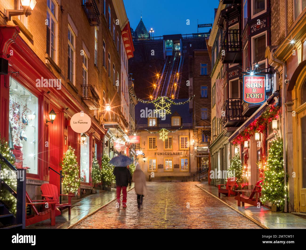 Petit Champlain, Rue Sous le Fort con pioggia e riflessi di luce colorata, Old Quebec City, Quebec, Canada Foto Stock