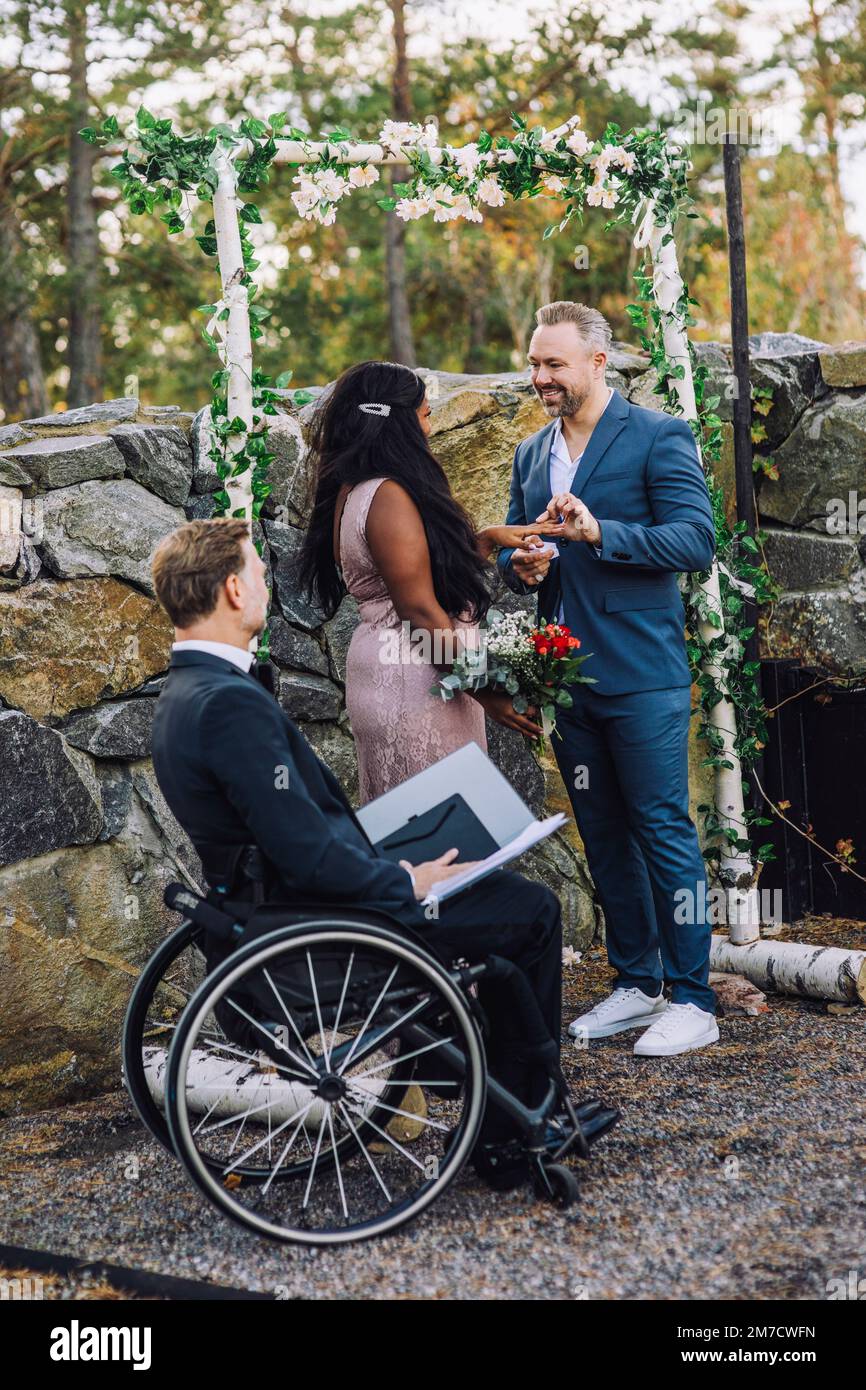 Buon sposo e anello di scambio sposa alla cerimonia nuziale Foto Stock