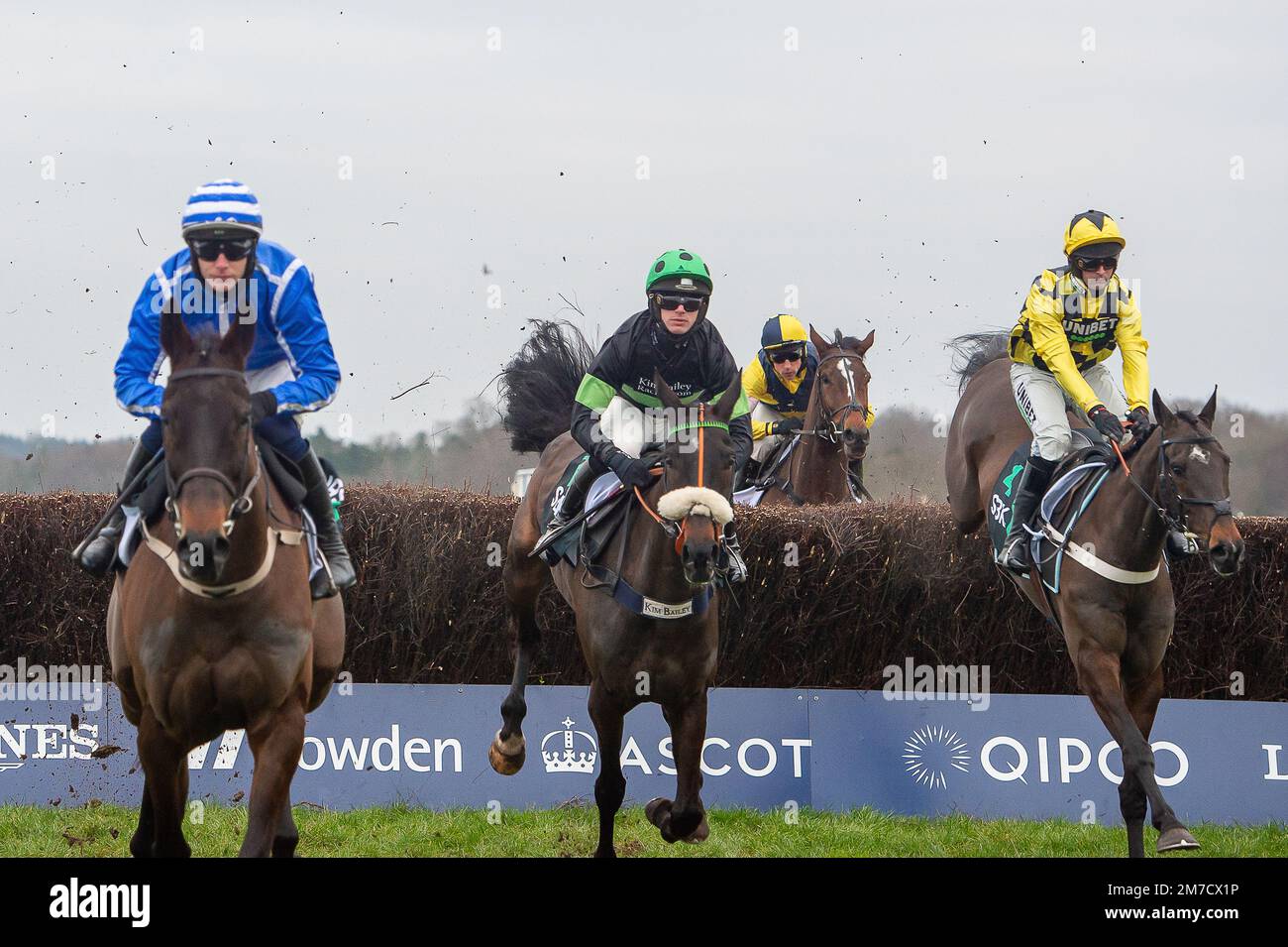 Ascot, Berkshire, Regno Unito. 22 gennaio 2022. Il cavallo Shishkin (a destra) guidato dal fantino Nico de Boinville svuota l'ultimo prima di vincere il Clarence House Steeple Chase battendo il cavallo Energumene (a sinistra). Allenatore Nicky Henderson. Crediti: Maureen McLean/Alamy Foto Stock