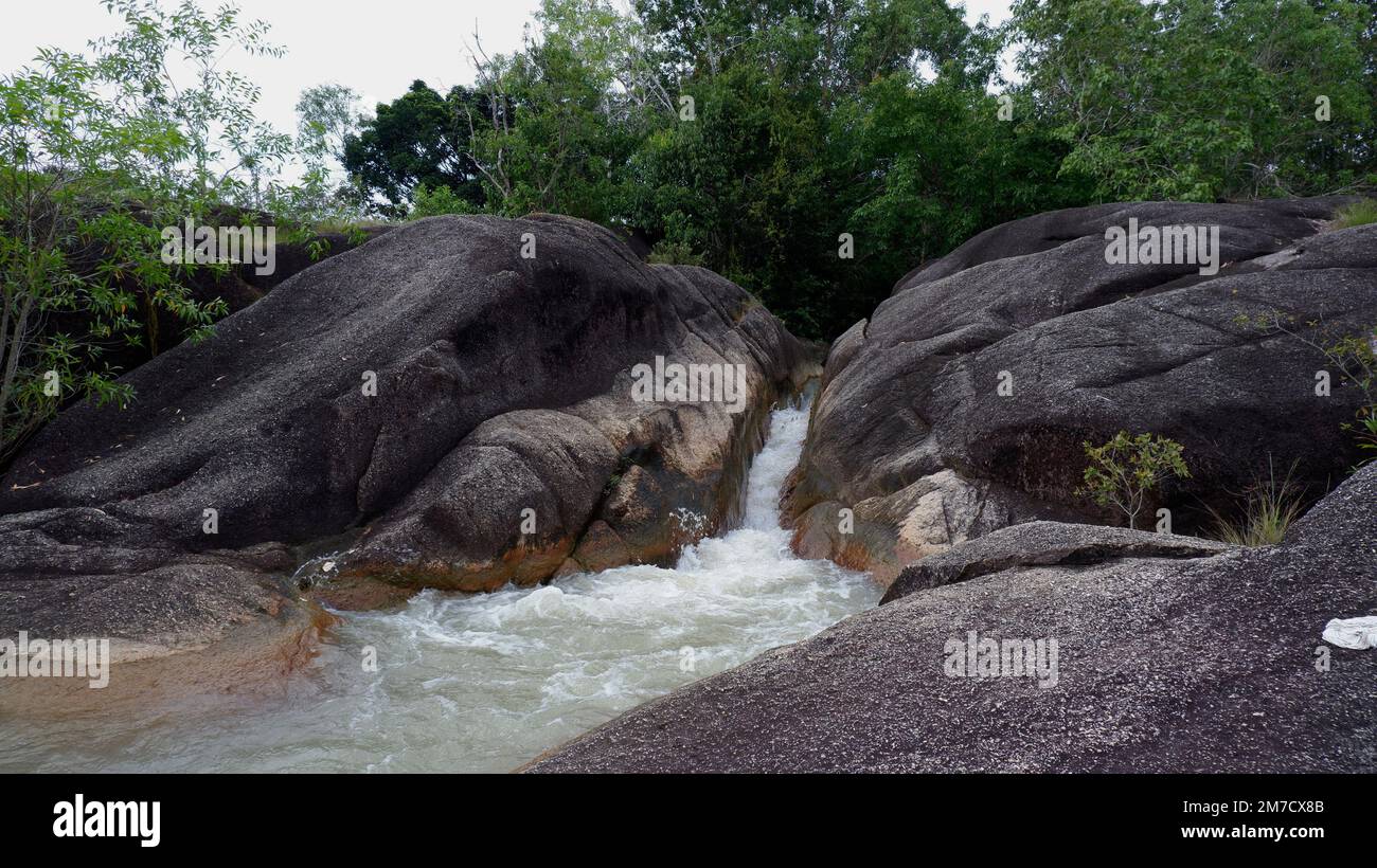 Splendida cascata tra due grandi rocce di montagna Foto Stock