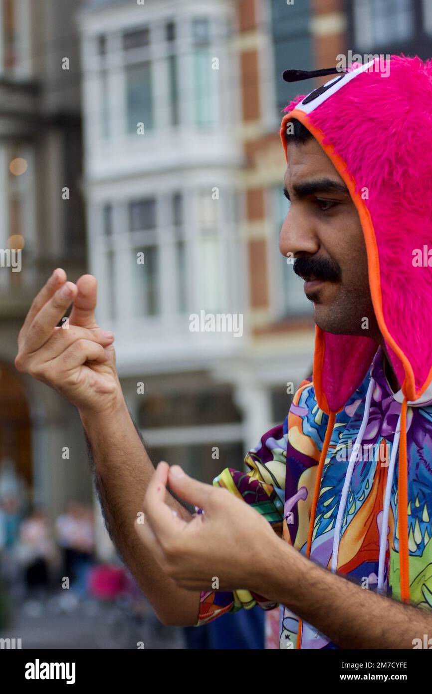 Un uomo carino con baffi e divertente cappello rosa durante il 2019  Amsterdam Gay Pride Foto stock - Alamy