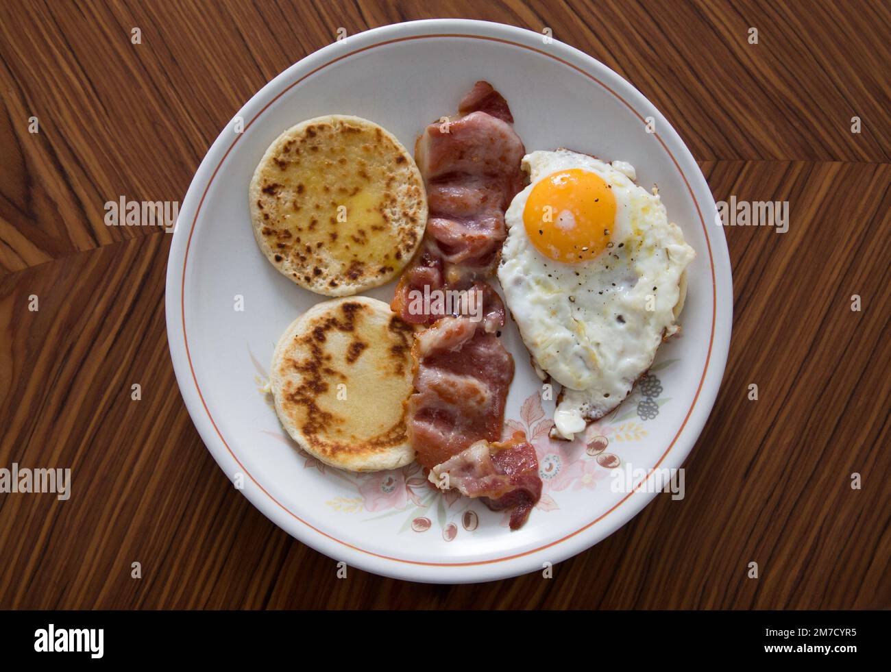 Deliziosa colazione a base di pancetta, uova fritte e torte di patate Foto Stock