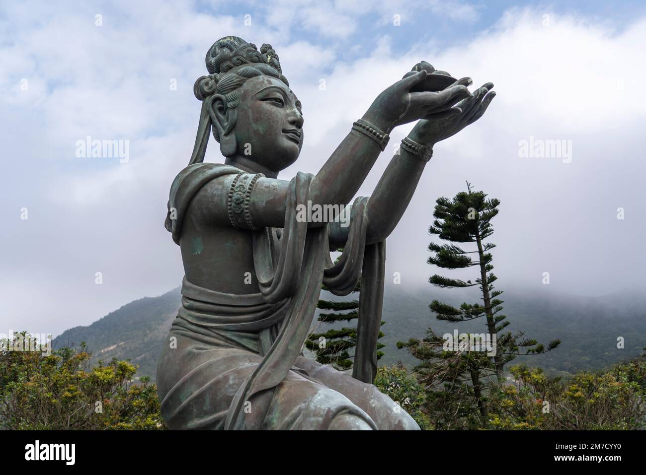 Offerta da uno dei sei devas che circondano il Grande Buddha a Ngong Ping, Isola di Lantau Hong Kong Foto Stock