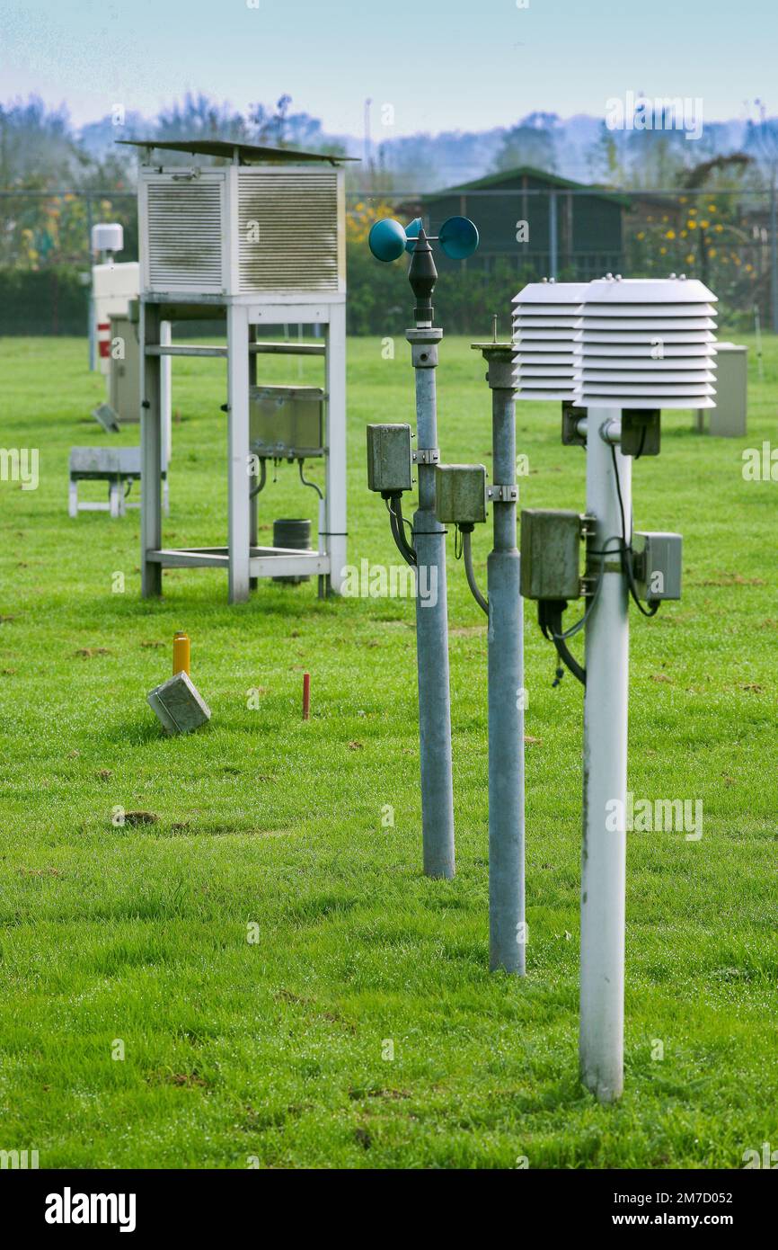 Paesi Bassi - Meteorologo utilizza vari strumenti di misurazione che sono allestiti in un prato in una stazione meteorologica Foto Stock