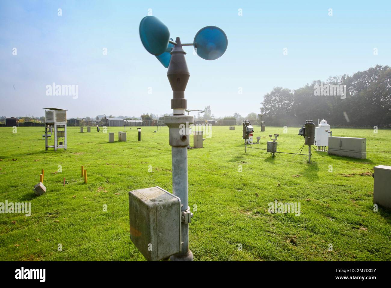 Paesi Bassi - Meteorologo utilizza vari strumenti di misurazione che sono allestiti in un prato in una stazione meteorologica Foto Stock