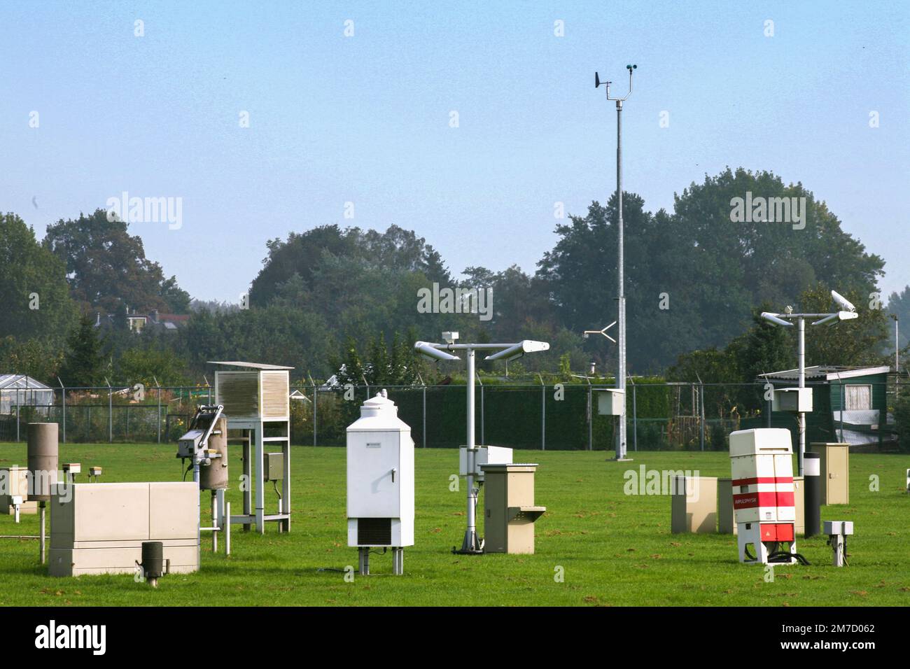 Paesi Bassi - Meteorologo utilizza vari strumenti di misurazione che sono allestiti in un prato in una stazione meteorologica Foto Stock