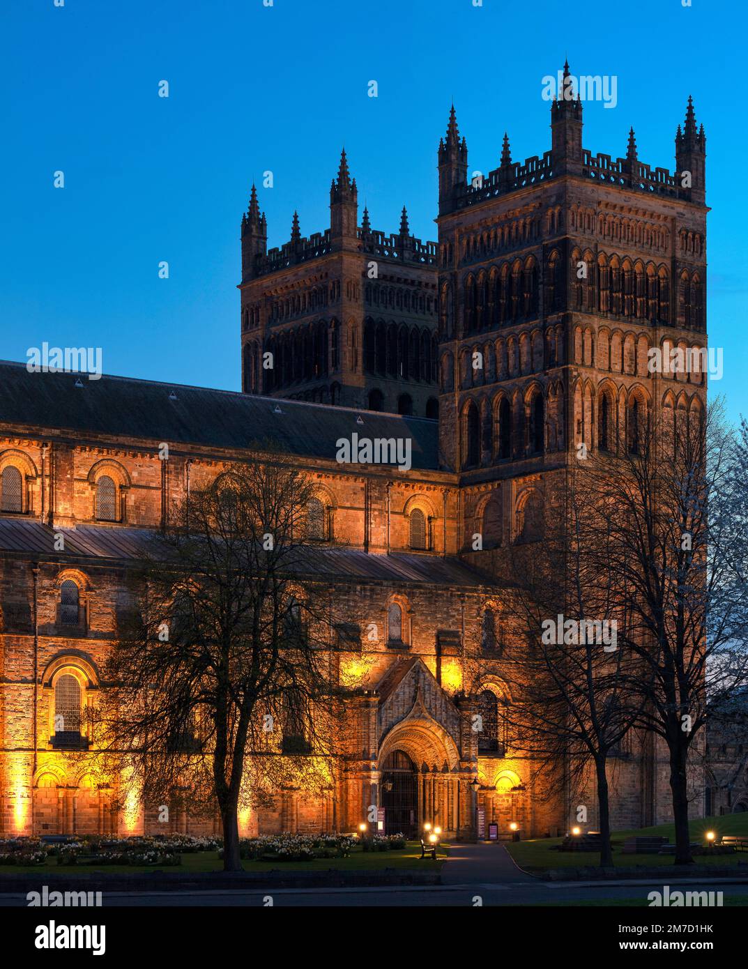 La Cattedrale di Durham si è illuminata al crepuscolo da Palace Green, Durham City, County Durham, Inghilterra, Regno Unito Foto Stock