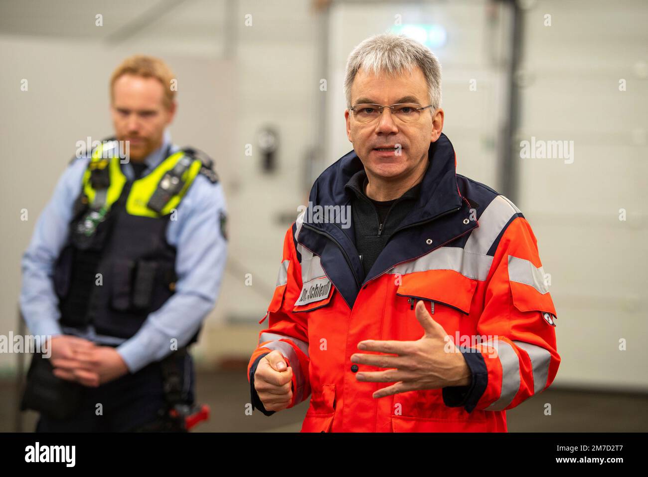 Dusseldorf, Germania. 09th Jan, 2023. dr Thomas SCHLEUSS, Schleuss, medico di emergenza, spiega il pericolo di lesioni da pugno e taglio, il ministro dell'interno della NRW Herbert Reul visita il centro di addestramento della polizia di Duesseldorf e scopre il pericolo di attacchi di coltelli contro agenti di polizia, presso la sede della polizia di Duesseldorf, 27th aprile 2021, Credit: dpa/Alamy Live News Foto Stock