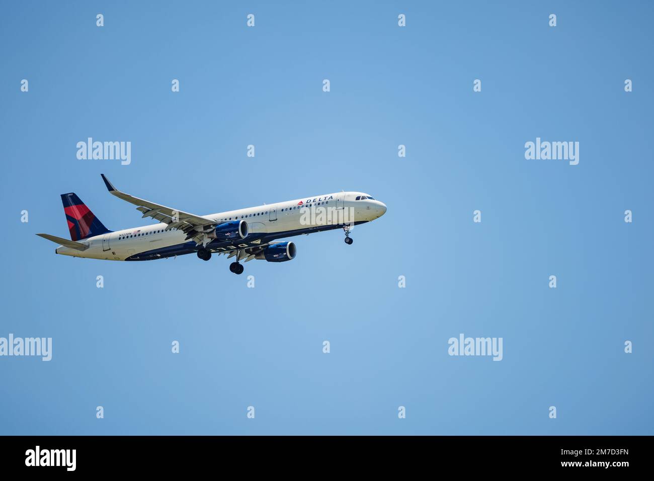 Delta Airlines Airbus A321 aereo commerciale in volo poco prima dell'atterraggio all'aeroporto internazionale di Orlando (MCO). Foto Stock