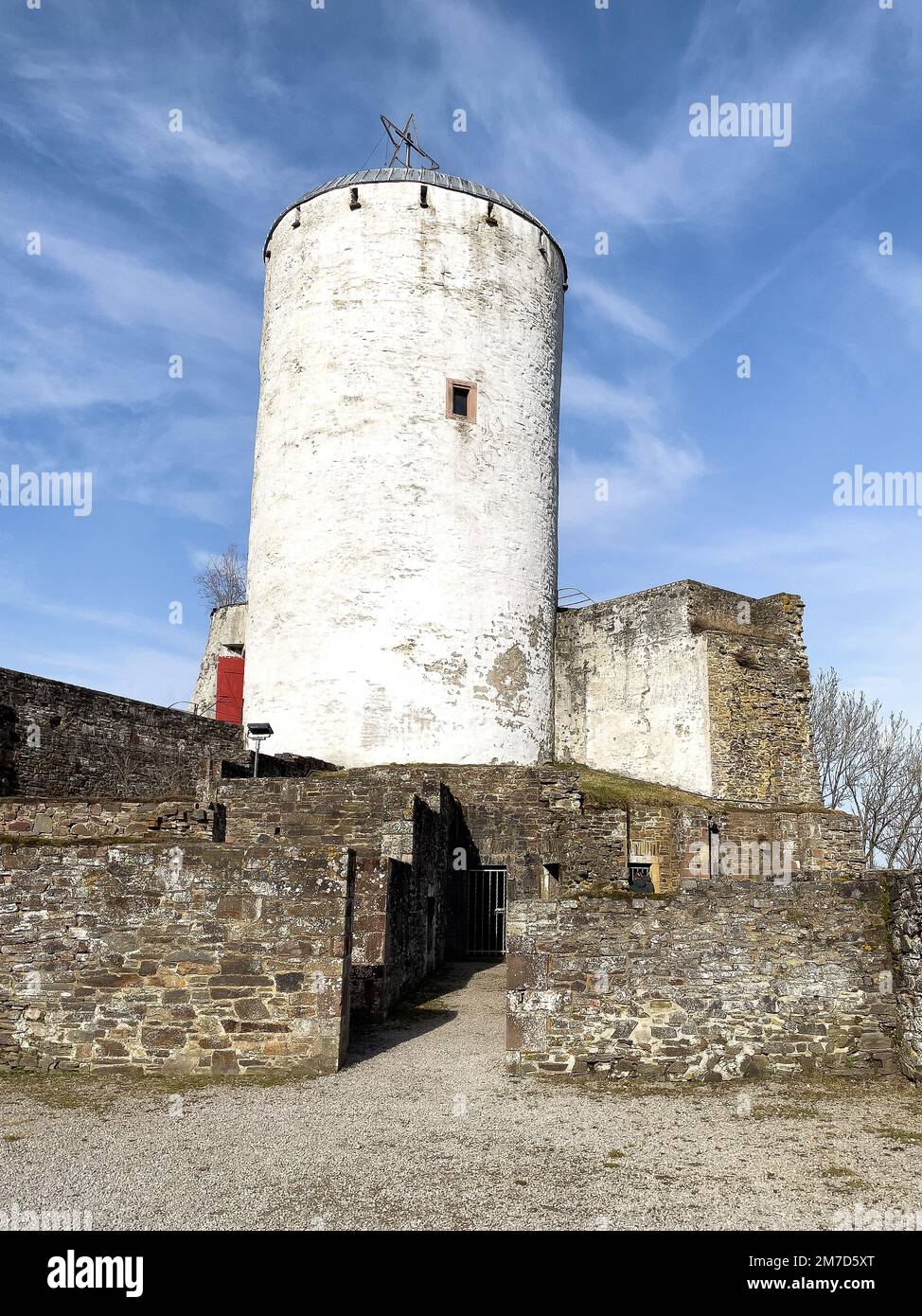 Erhaltener historischer Burgturm davor kleines Tor in Ruine von Burg Reifferscheid, Eifel, Hellenthal, Nordrhein-Westfalen, Deutschland Foto Stock