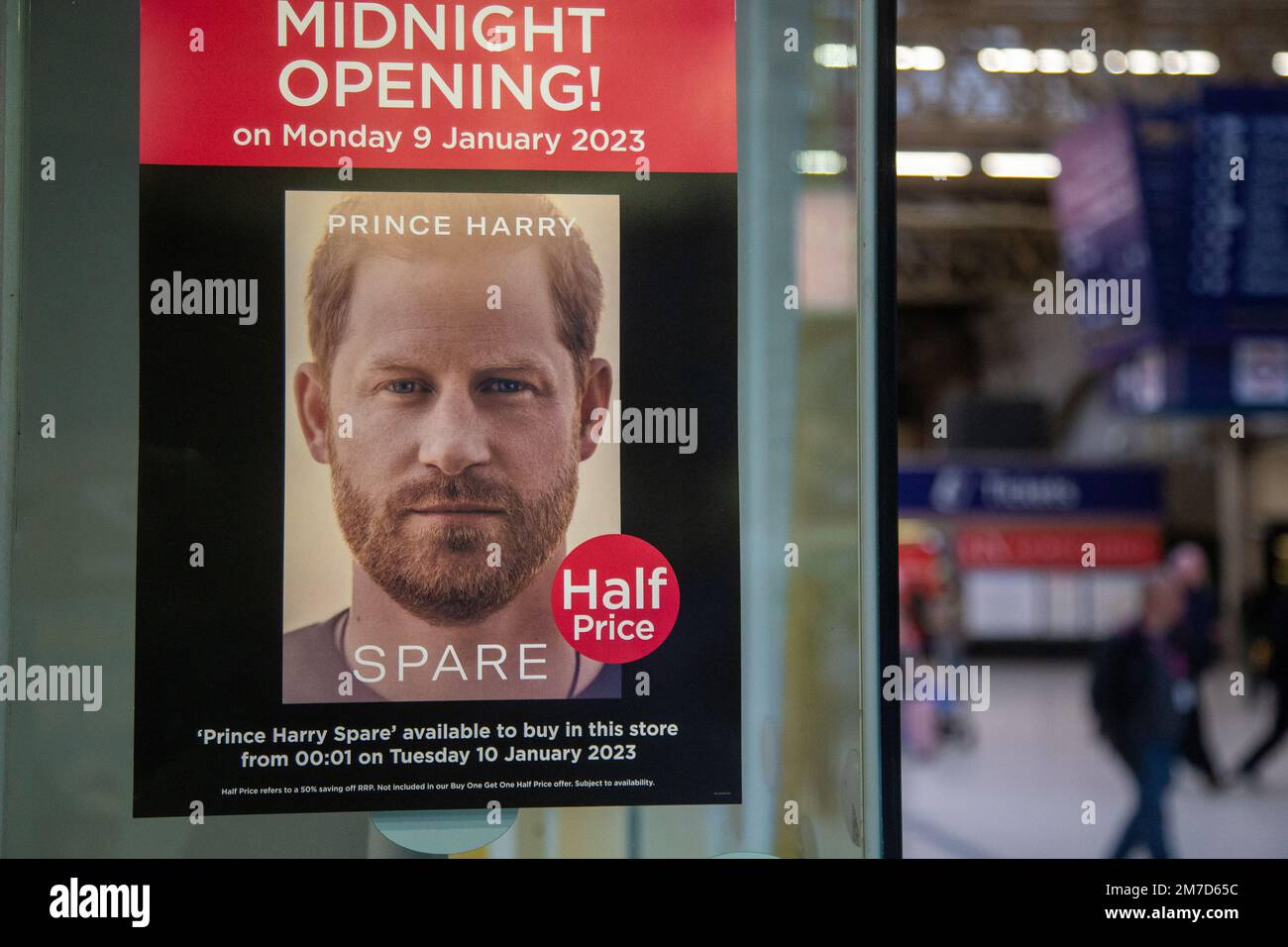 Londra, Inghilterra, Regno Unito. 9th Jan, 2023. Il poster pubblicitario del libro 'Spare' del principe Harry è visto sulla finestra di una libreria londinese mentre le ore sono rimaste per le vendite per iniziare. (Credit Image: © Tayfun Salci/ZUMA Press Wire) Credit: ZUMA Press, Inc./Alamy Live News Credit: ZUMA Press, Inc./Alamy Live News Foto Stock