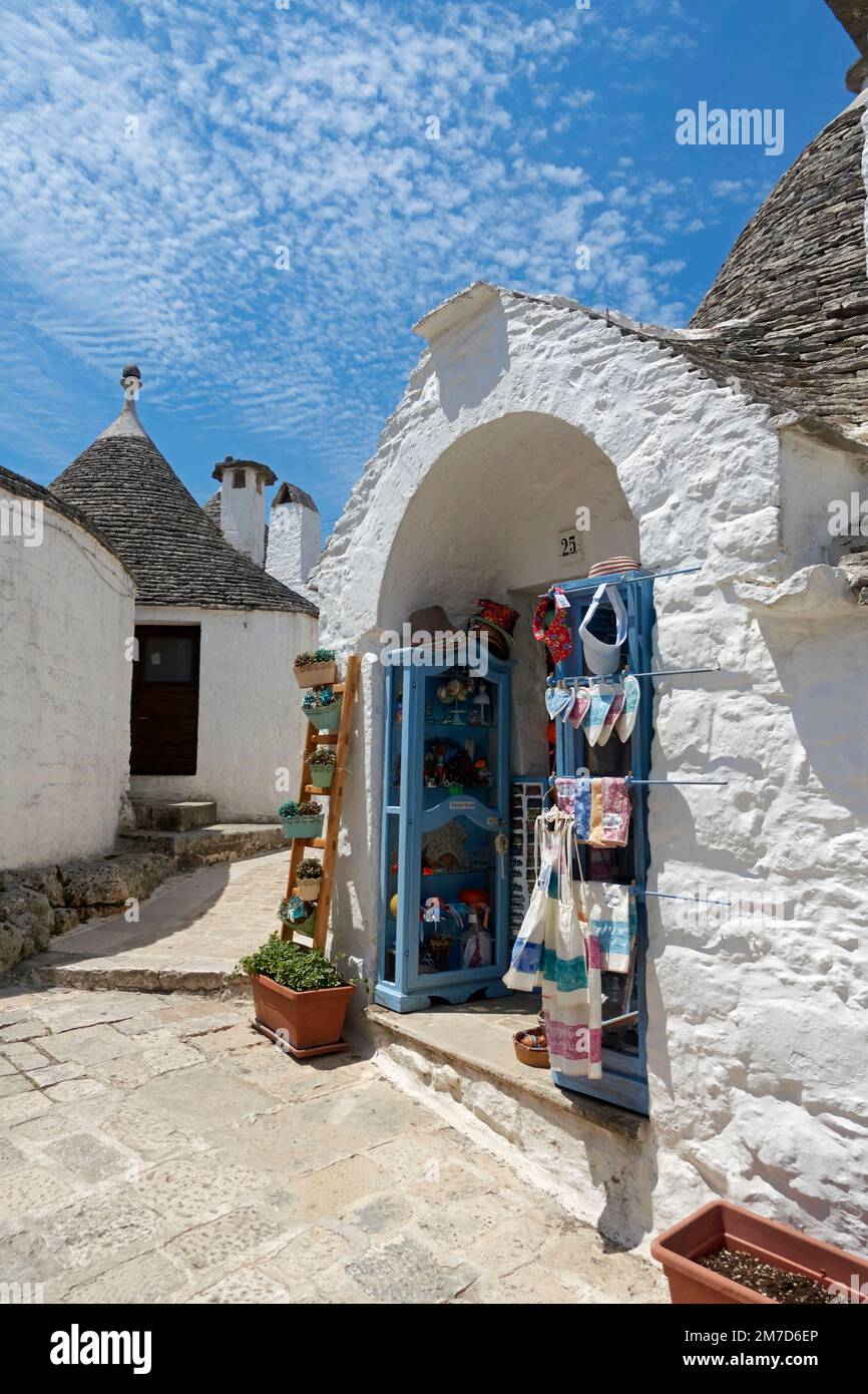 Un trullo (tradizionale edificio in pietra a secco con tetto conico) utilizzato come negozio di souvenir ad Alberobello, Puglia, Italia Meridionale. Foto Stock