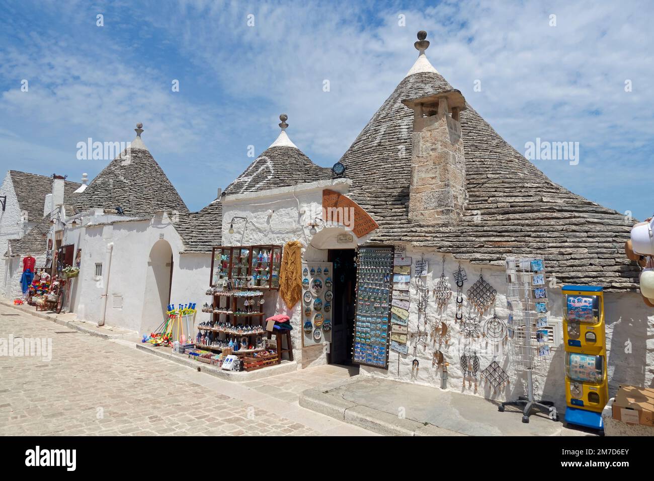 Trulli (tradizionali edifici in pietra a secco con tetti conici) utilizzati come negozi di souvenir ad Alberobello, Puglia, Italia Meridionale. Foto Stock