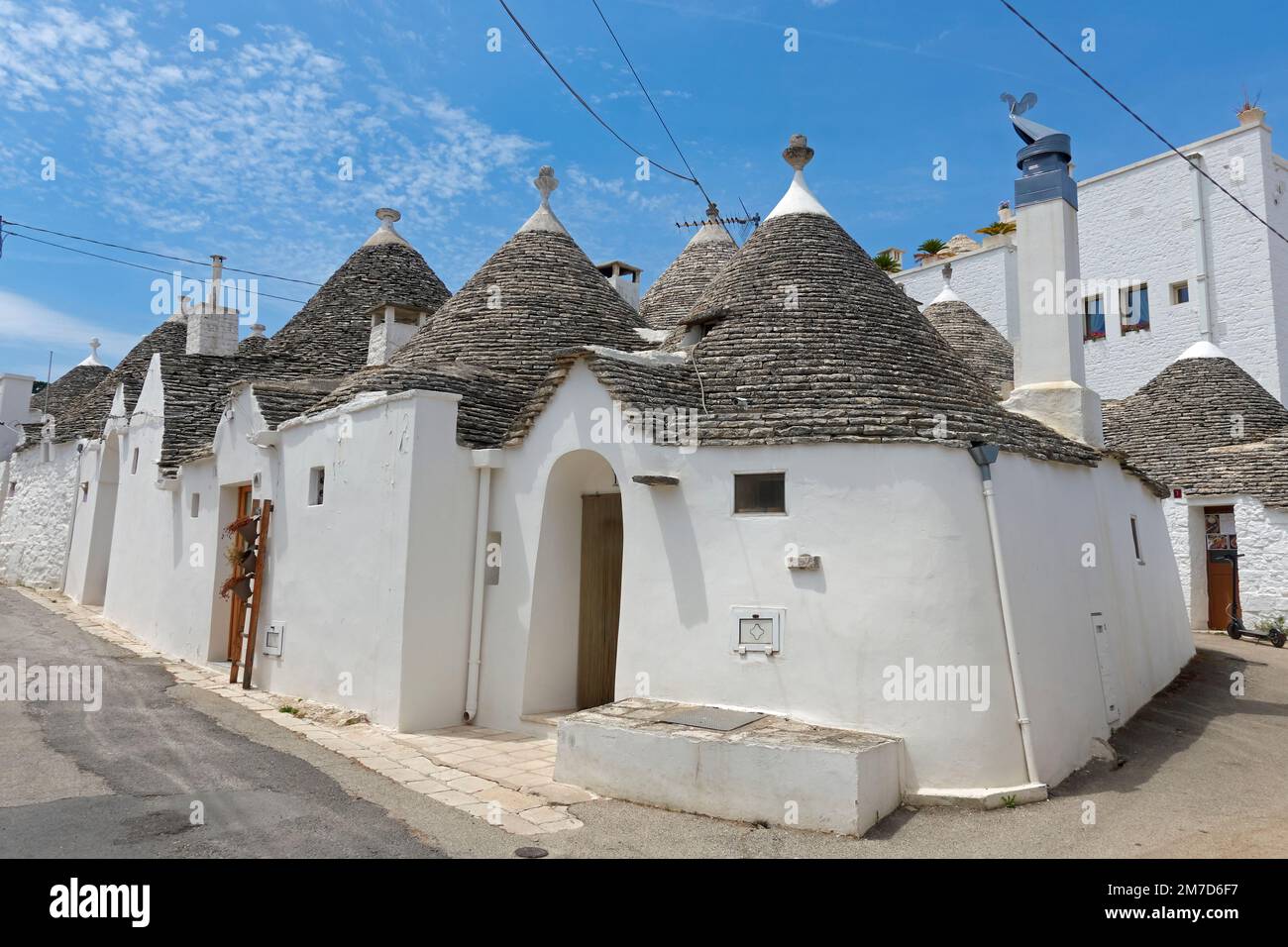 Trulli (tradizionali edifici in pietra a secco con tetti conici) ad Alberobello, Puglia, Italia Meridionale. Foto Stock