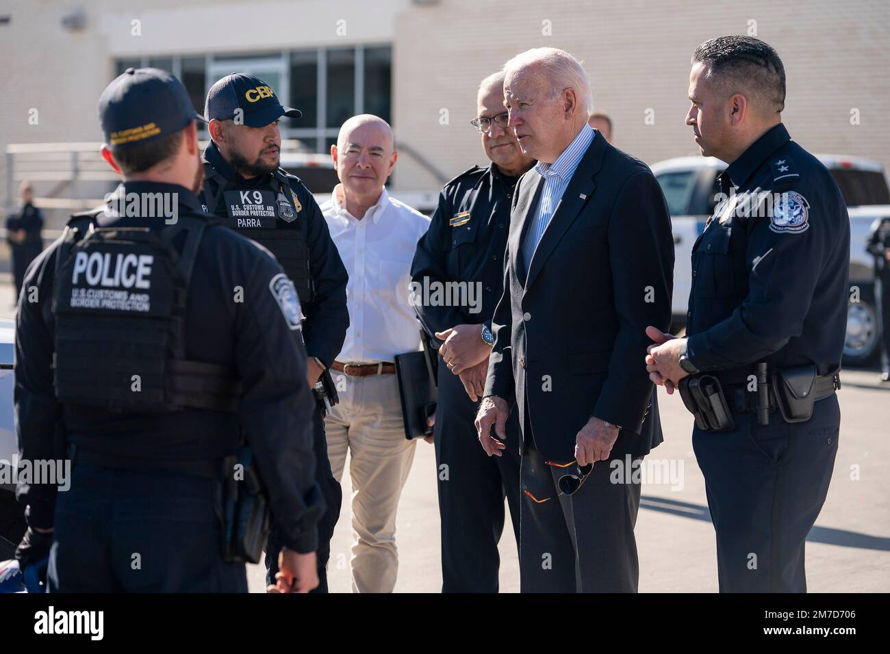 El Paso, Stati Uniti d'America. 08 gennaio 2023. Il presidente degli Stati Uniti Joe Biden, al centro, viene informato dagli ufficiali della Custom and Border Patrol durante una visita al Bridge of the Americas Port of Entry, 8 gennaio 2023 a El Paso, Texas. Biden si trova a El Paso per vedere il confine meridionale dove la migrazione è ad un livello record. Credit: TIA Dufour/Homeland Security/Alamy Live News Foto Stock