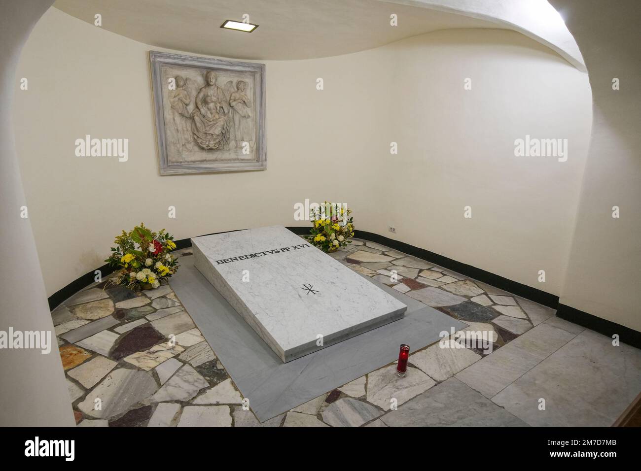 Vaticano, Vaticano. 08th Jan, 2023. Tomba del compianto Papa emerito Benedetto XVI all'interno delle grotte di S. Basilica di Pietro in Vaticano. Papa emerito Benedetto XVI morì a 95 anni il 31 dicembre nel monastero Mater Ecclesiae di Città del Vaticano, dove aveva trascorso gli ultimi dieci anni. (Foto di Stefano Costantino/SOPA Images/Sipa USA) Credit: Sipa USA/Alamy Live News Foto Stock