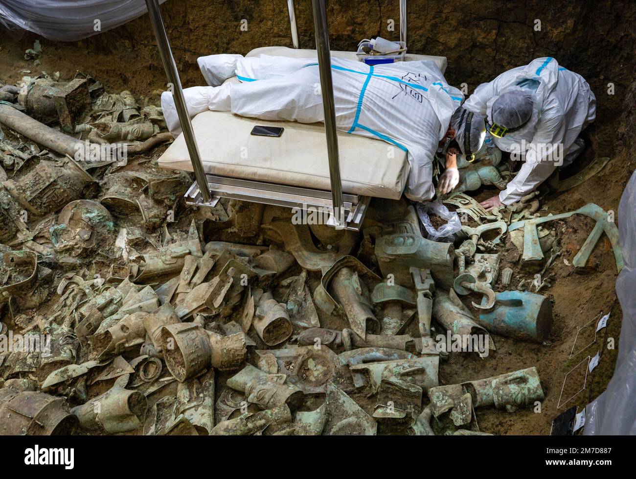 (230109) -- PECHINO, 9 gennaio 2023 (Xinhua) -- Zhao Hao (L), professore associato all'Università di Pechino, responsabile dello scavo della fossa sacrificale n.8, lavora con l'archeologo Ren Junfeng nella fossa sacrificale n.8 del sito delle rovine di Sanxingdui nella provincia sudoccidentale del Sichuan, il 1 giugno 2022. (Xinhua/Shen Bohan) Foto Stock