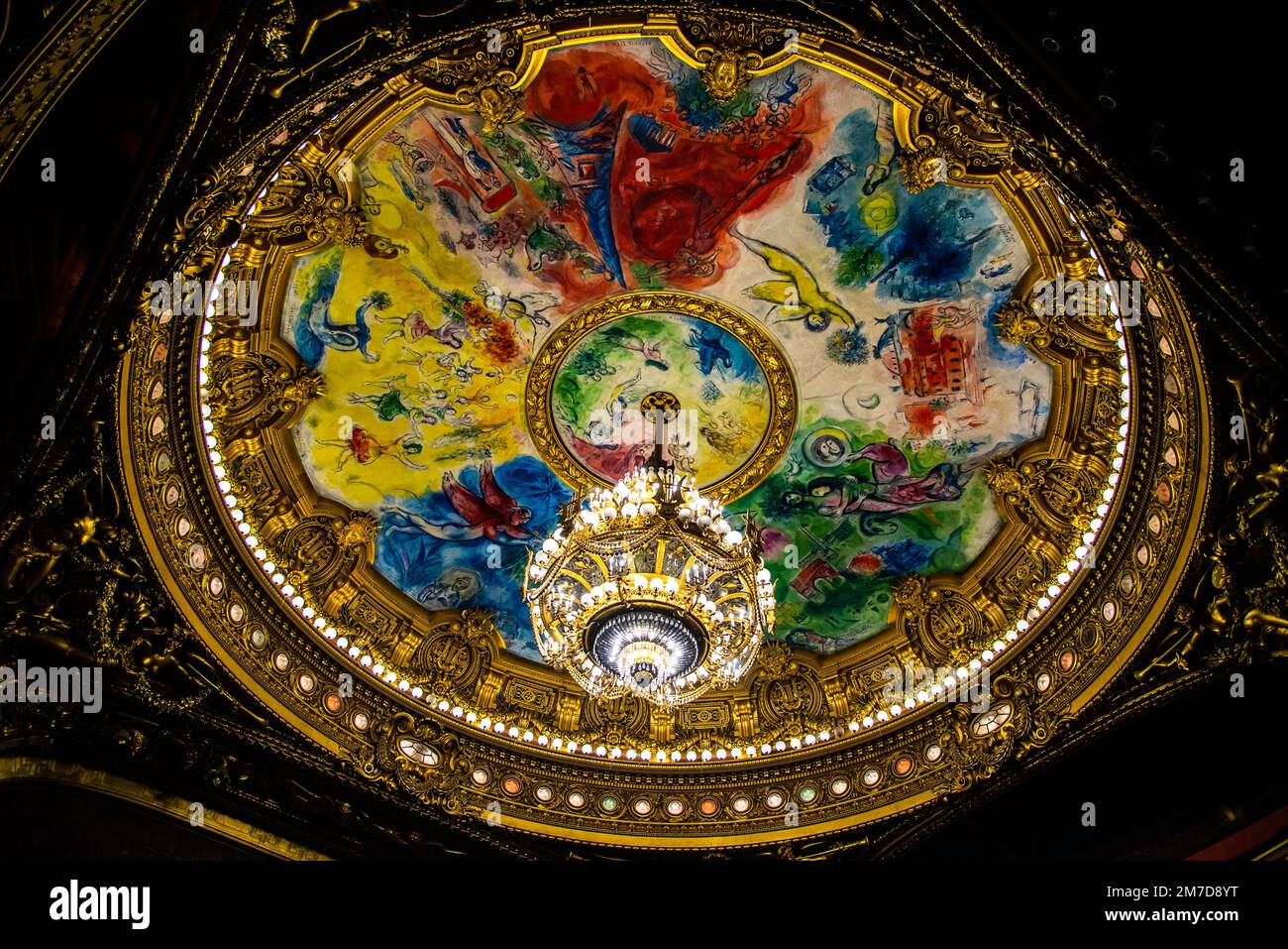 Parigi, Francia - 26 2022 dicembre: Il soffitto dipinto di Marc Chagall nell'Opera di Parigi Foto Stock
