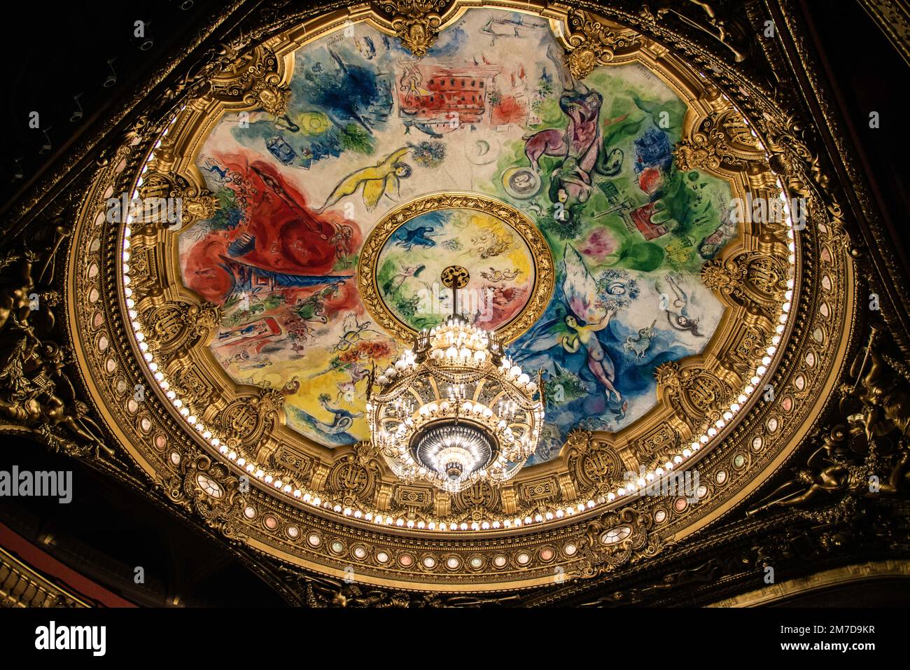 Parigi, Francia - 26 2022 dicembre: Il soffitto dipinto di Marc Chagall nell'Opera di Parigi Foto Stock