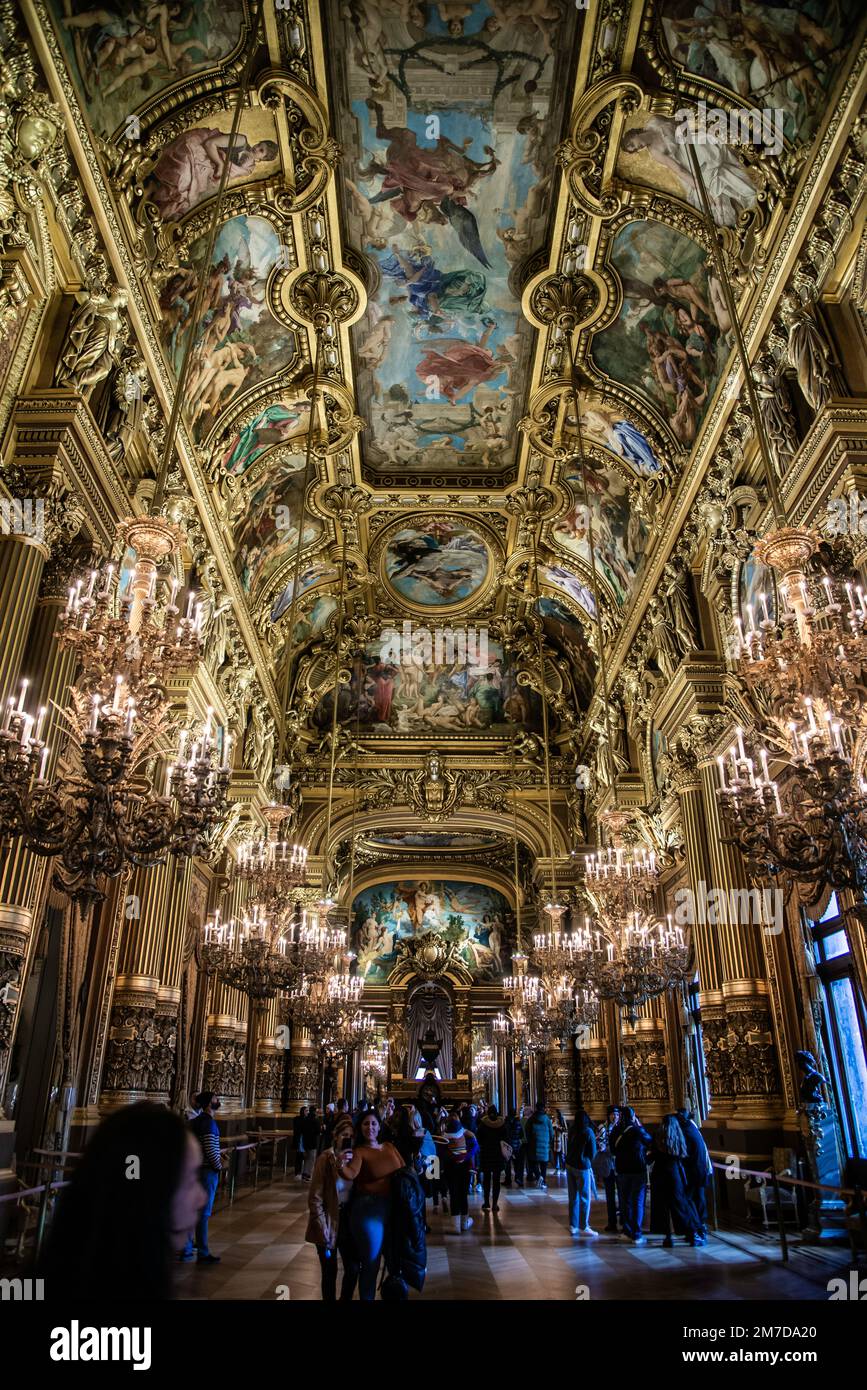 Parigi, Francia - 26 2022 dicembre: La bella decorazione e lo splendido soffitto dell'Opera di Parigi Foto Stock