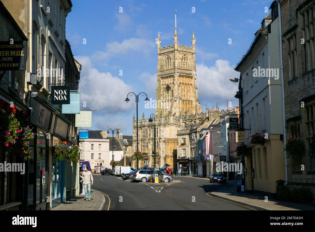 Cirencester centro città con la chiesa di San Giovanni Battista e la piazza del mercato. Foto Stock