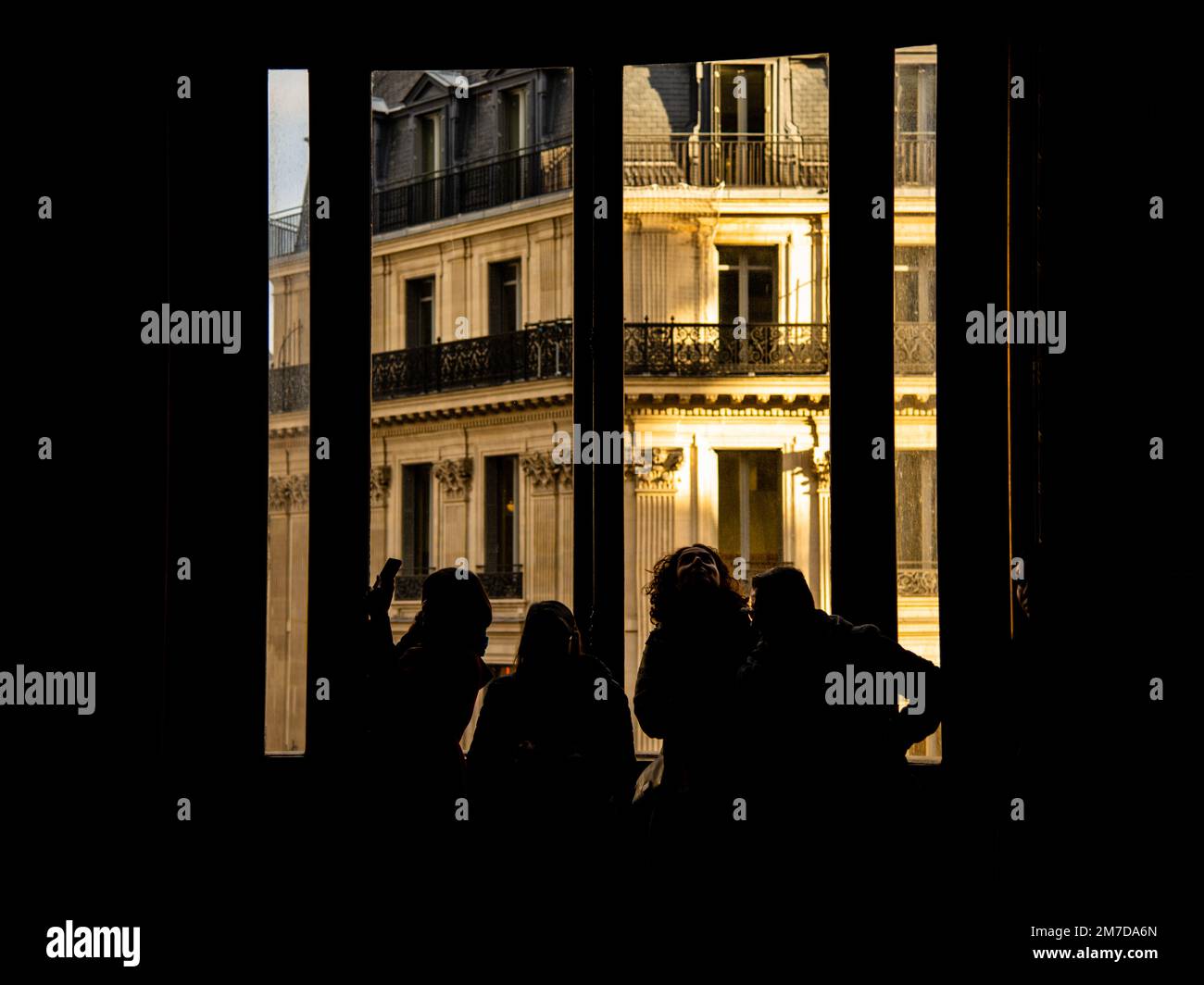 Parigi, Francia - Dicembre 26 2022： persone che si riuniscono di fronte ad una grande finestra del teatro lirico di Parigi Foto Stock