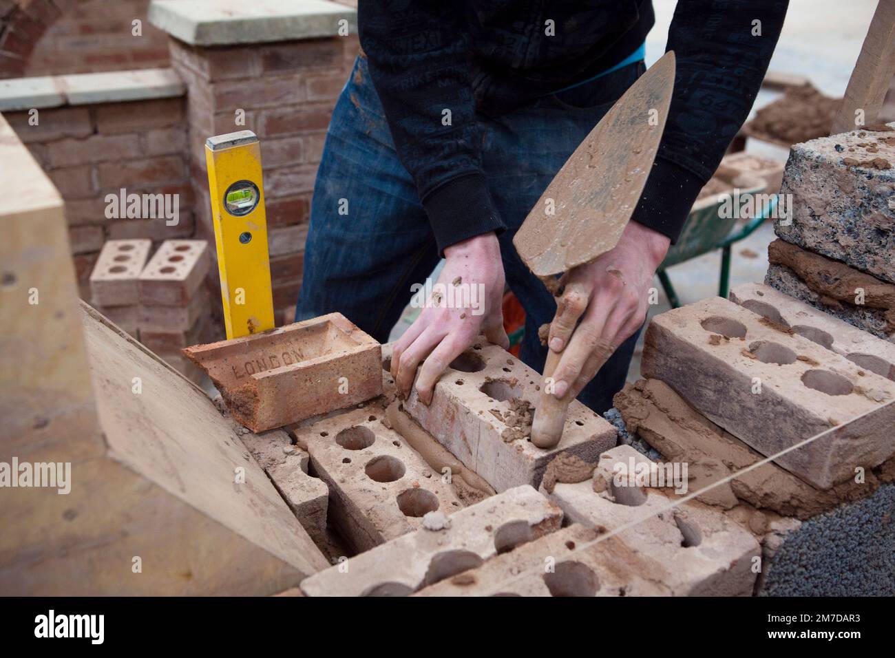 Brick che posa la lezione che è intrapresa ad un'università per l'industria della costruzione. Foto Stock