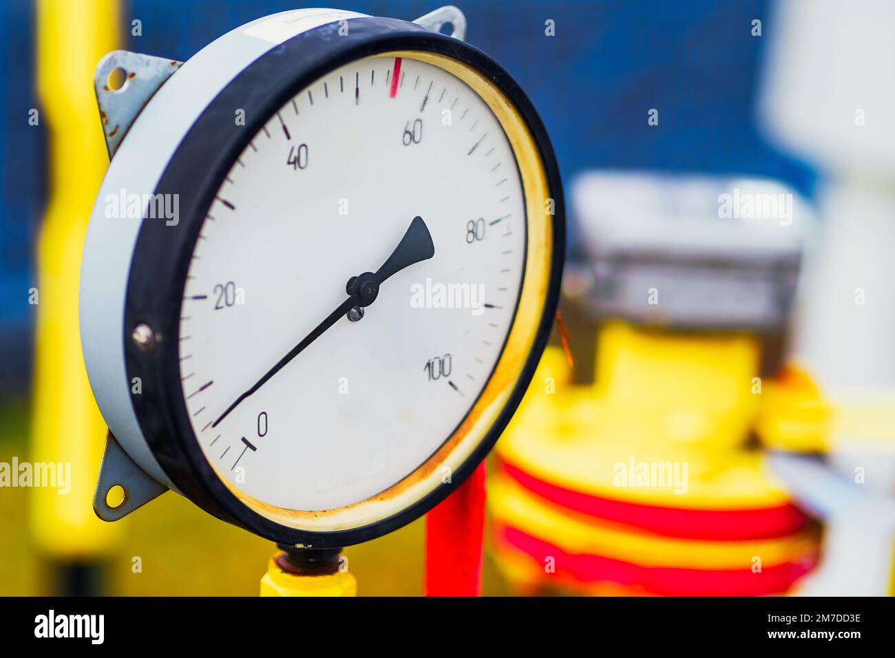 Il manometro con la freccia indica la pressione del gas nel tubo. Primo piano del sensore di misurazione della pressione industriale. Foto Stock