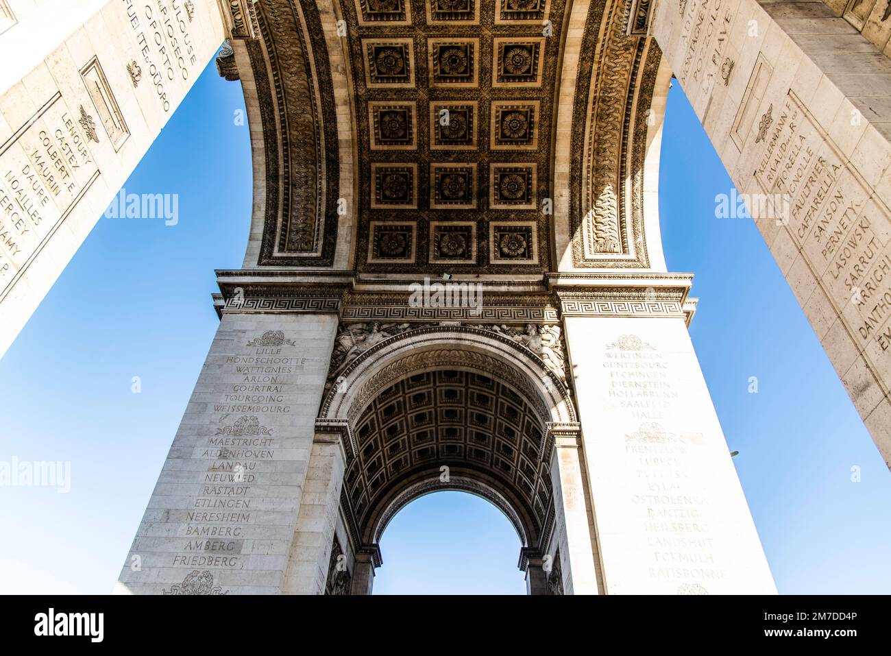 Parigi, Francia - 28 2022 dicembre: La bella decorazione sull'Arco di Trionfo a Parigi Foto Stock