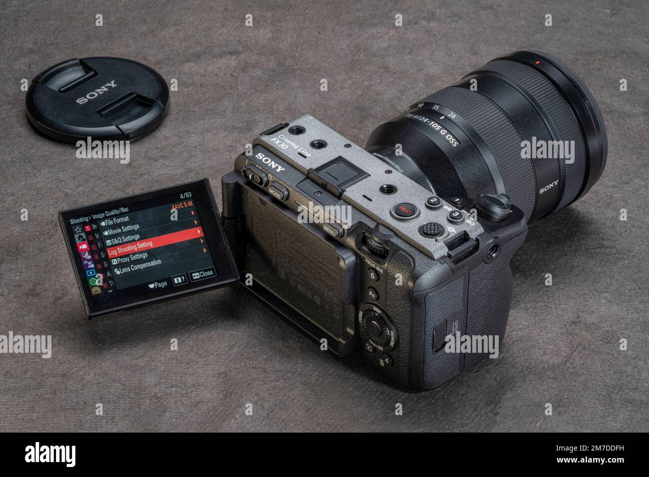 Fort Collins, CO, Stati Uniti d'America - 31 dicembre 2022: Una nuova fotocamera digitale Sony FX30 con un display si apre su una fotocamera impostazioni. Foto Stock