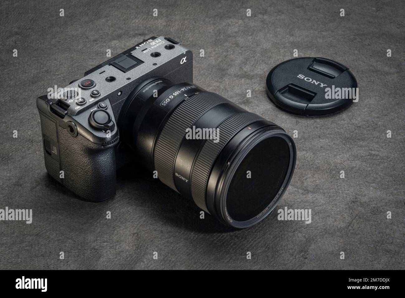Fort Collins, CO, USA - 31 dicembre 2022: Una nuova fotocamera Sony per il cinema digitale FX30 con sensore APS-C di nuova concezione. Foto Stock