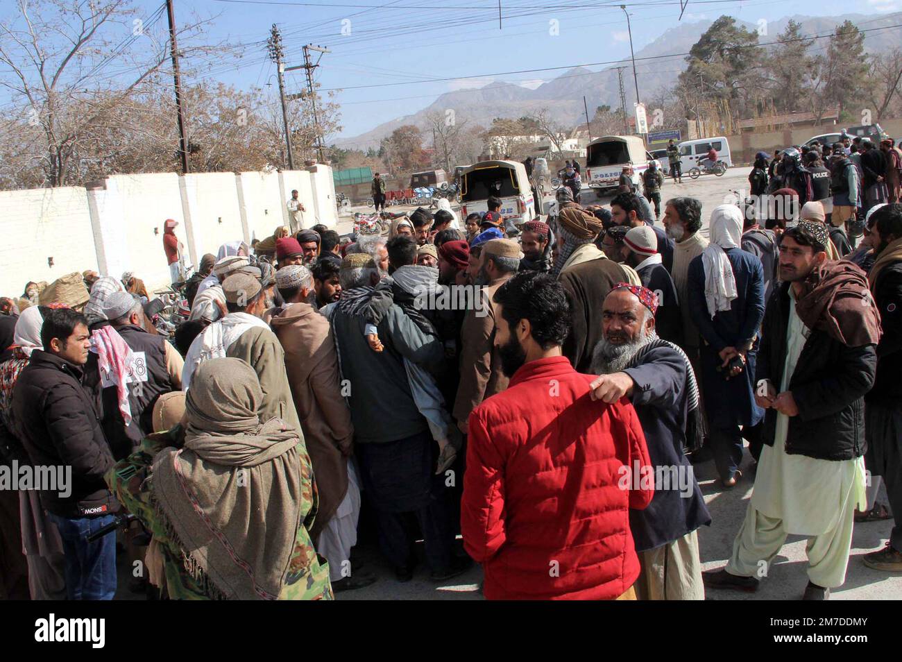 La gente è bloccata strada come stanno tenendo manifestazione di protesta contro le crisi di farina di grano nel paese, alla strada di Zarghoon a Quetta lunedì 09 gennaio 2023. Foto Stock