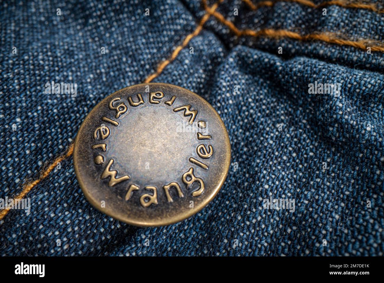 Fort Collins, CO, Stati Uniti d'America - 14 novembre 2022: Chiusura di Wrangler Metal Button su una giacca di denim per camionisti. Wrangler è produttore americano di jeans e o Foto Stock