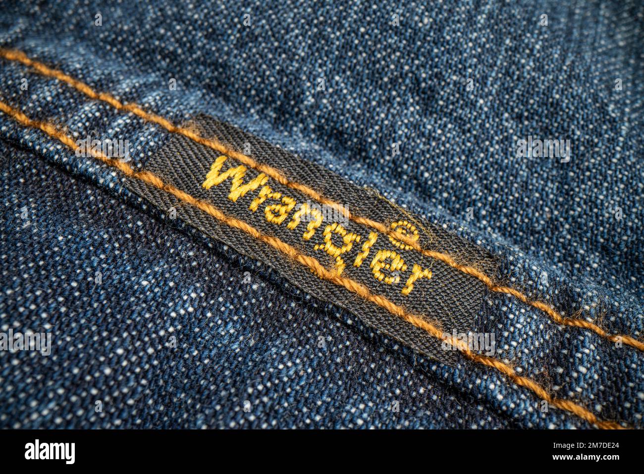Fort Collins, CO, USA - 14 novembre 2022: Closep di Wrangler etichetta su un camionista jeans giacca. Wrangler è produttore americano di jeans e altri cl Foto Stock