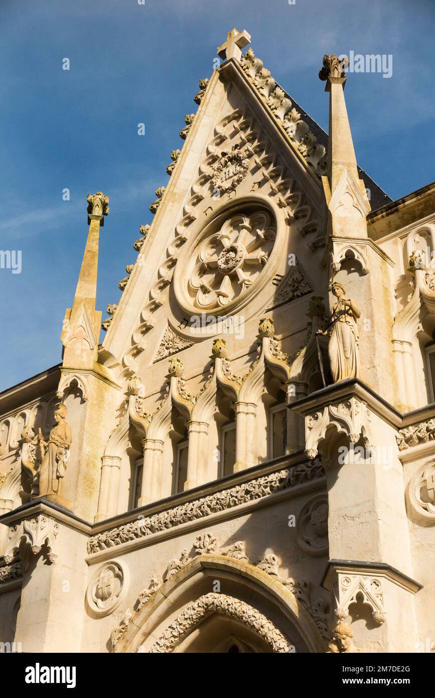 Recentemente restaurata e pulita scultura in pietra e pietra sopra l'ingresso Abbey-chiesa di Hautecombe Abbey a Saint-Pierre-de-Curtille vicino Aix-les-Bains in Savoia, Francia. (133) Foto Stock