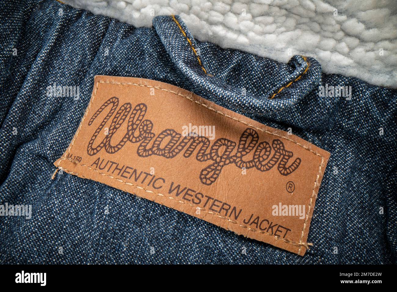Fort Collins, CO, USA - 14 novembre 2022: Closep di Wrangler etichetta su un camionista jeans giacca. Wrangler è produttore americano di jeans e altri cl Foto Stock
