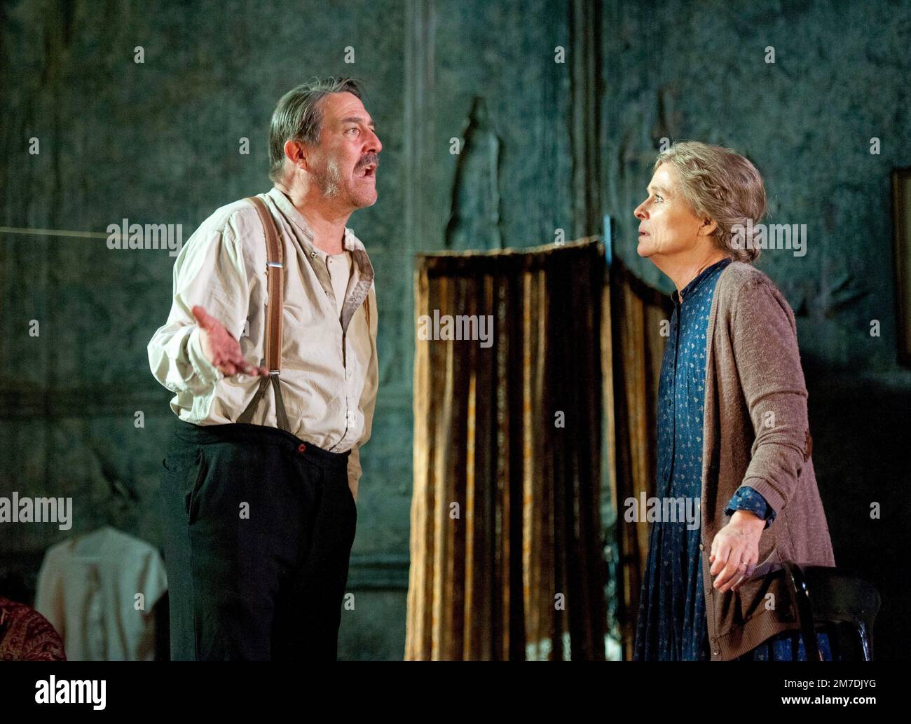 Ciaran Hinds (Captain Jack Boyle), Sinead Cusack (Juno Boyle) a JUNO E IL PAYCOCK di Sean o'Casey al Teatro Lyttelton, Teatro Nazionale (NT), Londra SE1 16/11/2011 un Abbey Theatre Dublino & Teatro Nazionale Londra progetto di coproduzione: Bob Crowley illuminazione: James Farncombe regista: Howard Davies Foto Stock