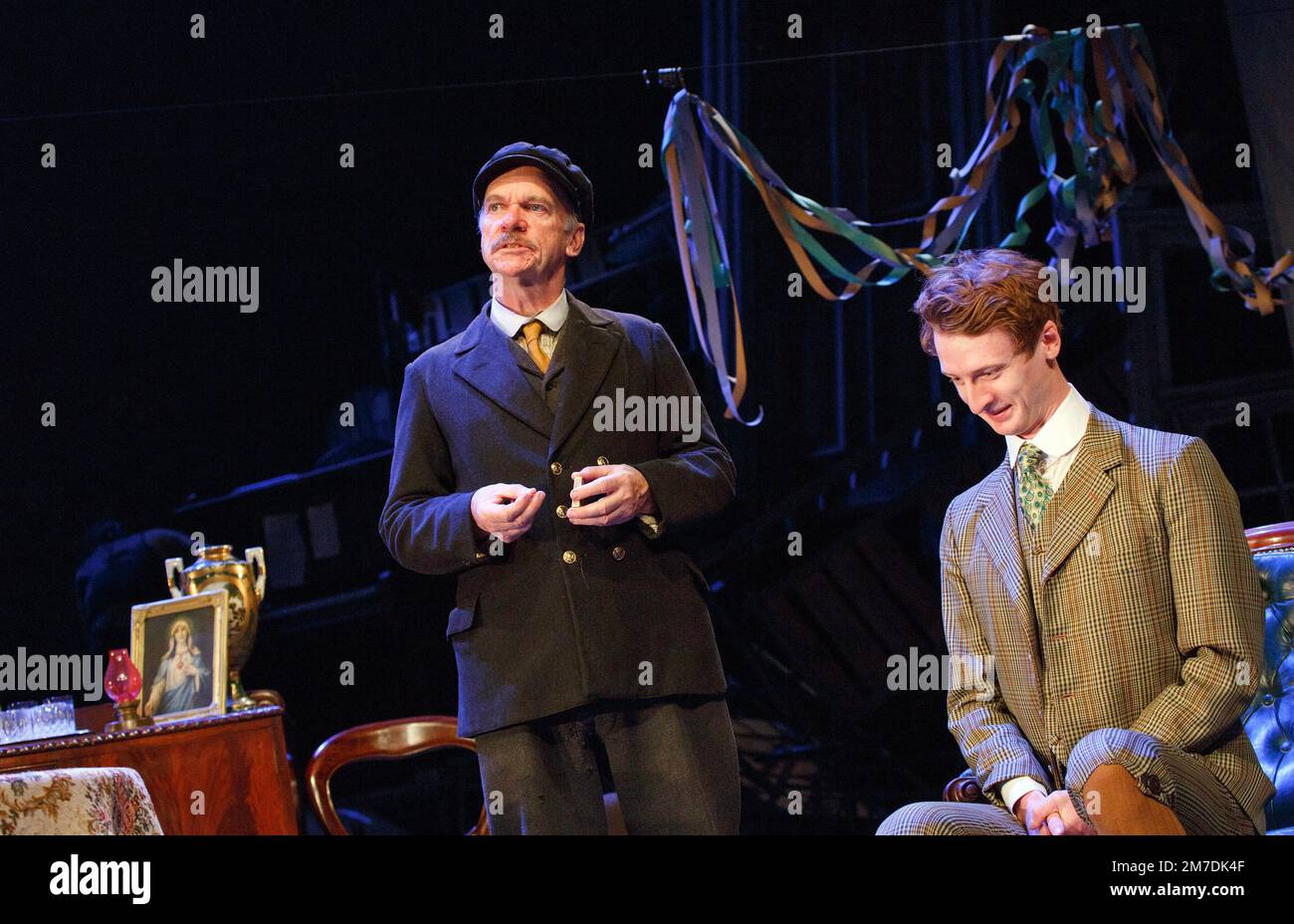 Des McAleer (Captain Jack Boyle), Robin Morrissey (Charles Bentham) a JUNO E IL PAYCOCK di Sean o'Casey al Bristol Old Vic, Bristol, Inghilterra 10/09/2014 coproduzione con Liverpool Everyman & Playhouse design: Peter Coyte Lighting: Fergus o'Hare regista: Gemma Bodinetz Foto Stock