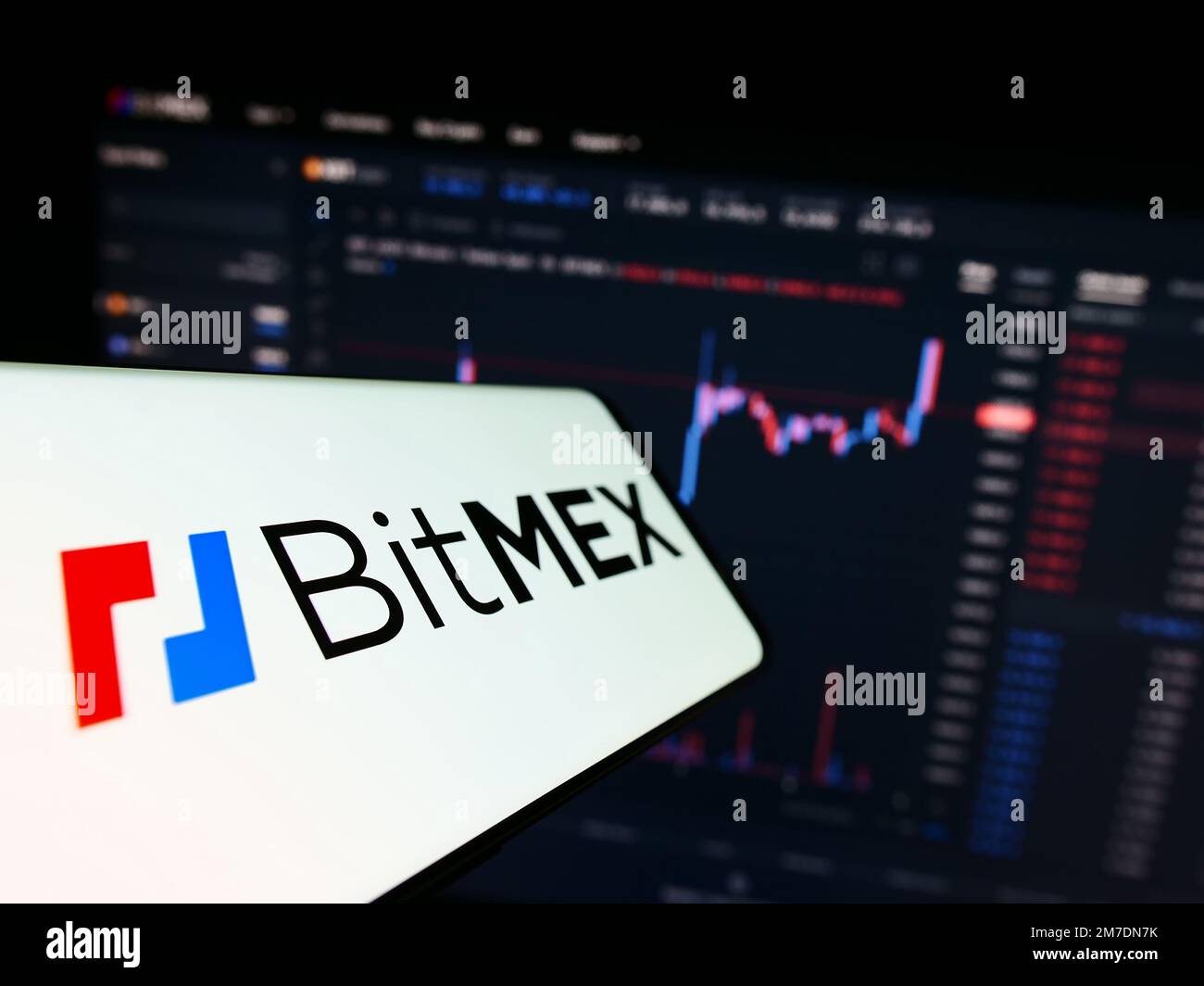 Smartphone con logo della società HDR Global Trading Limited (BitMEX) sullo schermo di fronte al sito Web aziendale. Messa a fuoco al centro a sinistra del display del telefono. Foto Stock