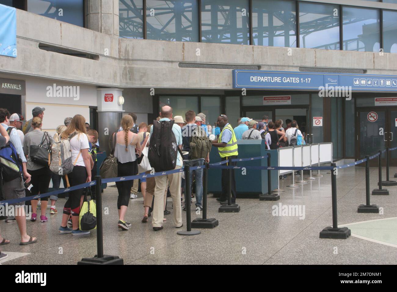 Passeggeri all'aeroporto internazionale Grantley Adams di Barbados Foto Stock