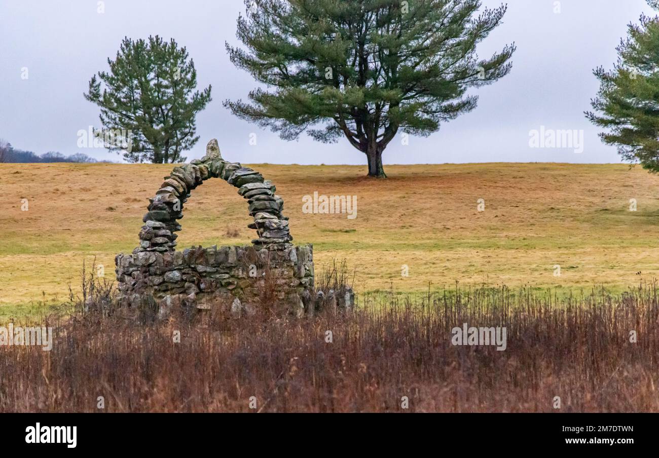 una struttura in pietra di campo in un paesaggio invernale Foto Stock