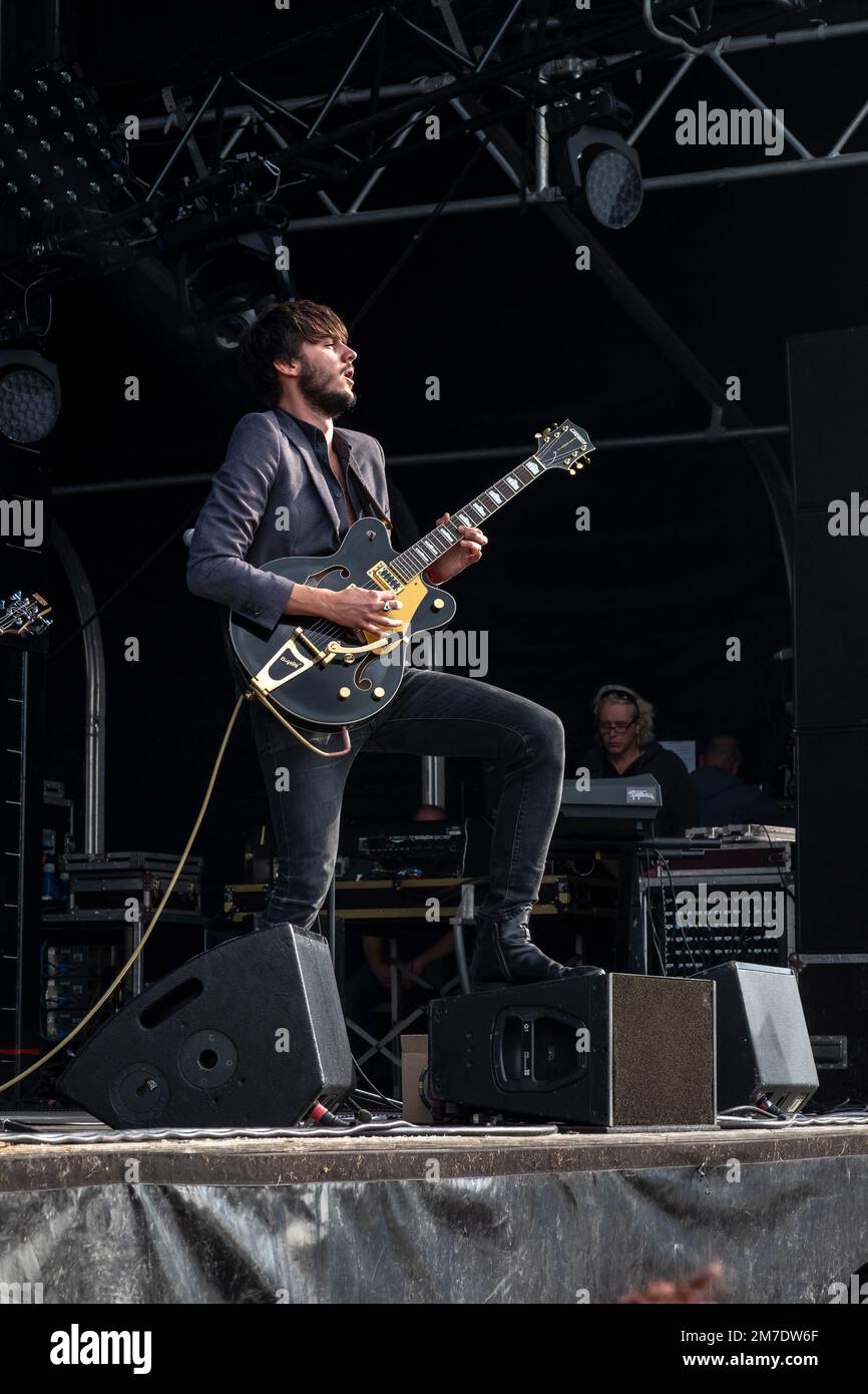 Cantante e chitarrista della rock band Storm Orchestra sul palco Foto Stock