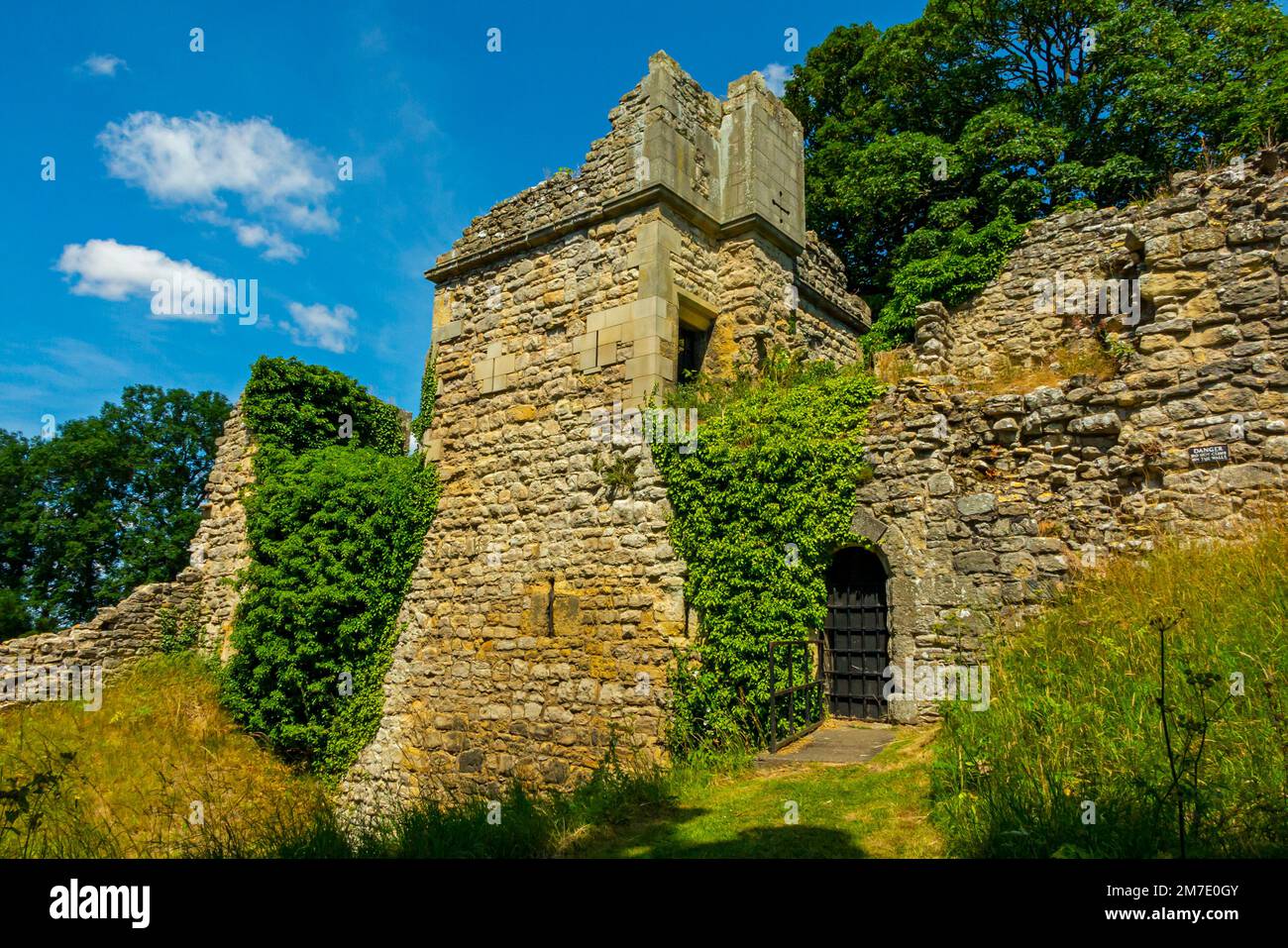 Resti del castello di Pickering a motte e bailey fortificazione nel Nord Yorkshire Inghilterra Regno Unito originariamente costruito dai Normanni nel 1070. Foto Stock