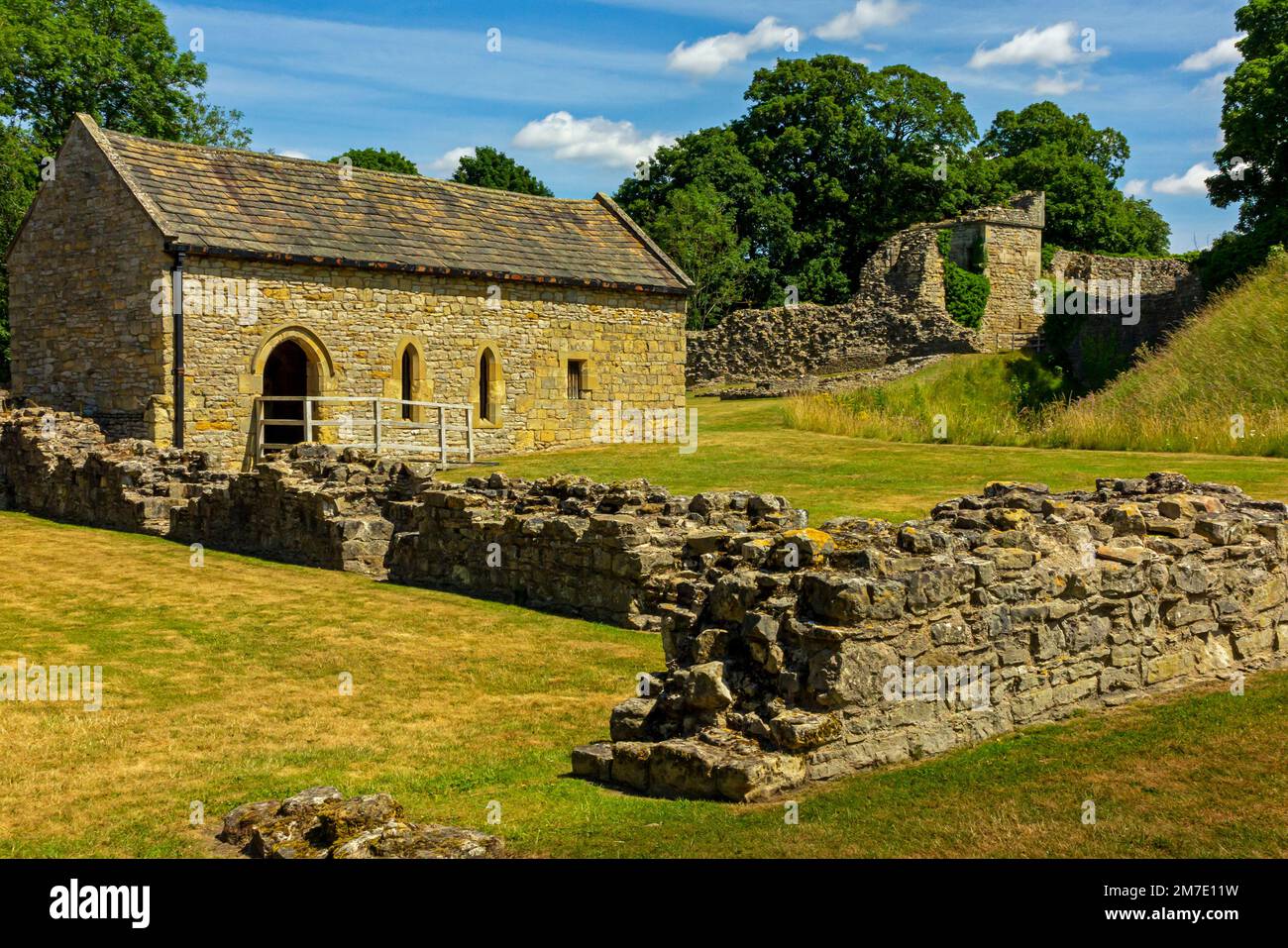 Resti del castello di Pickering a motte e bailey fortificazione nel Nord Yorkshire Inghilterra Regno Unito originariamente costruito dai Normanni nel 1070. Foto Stock