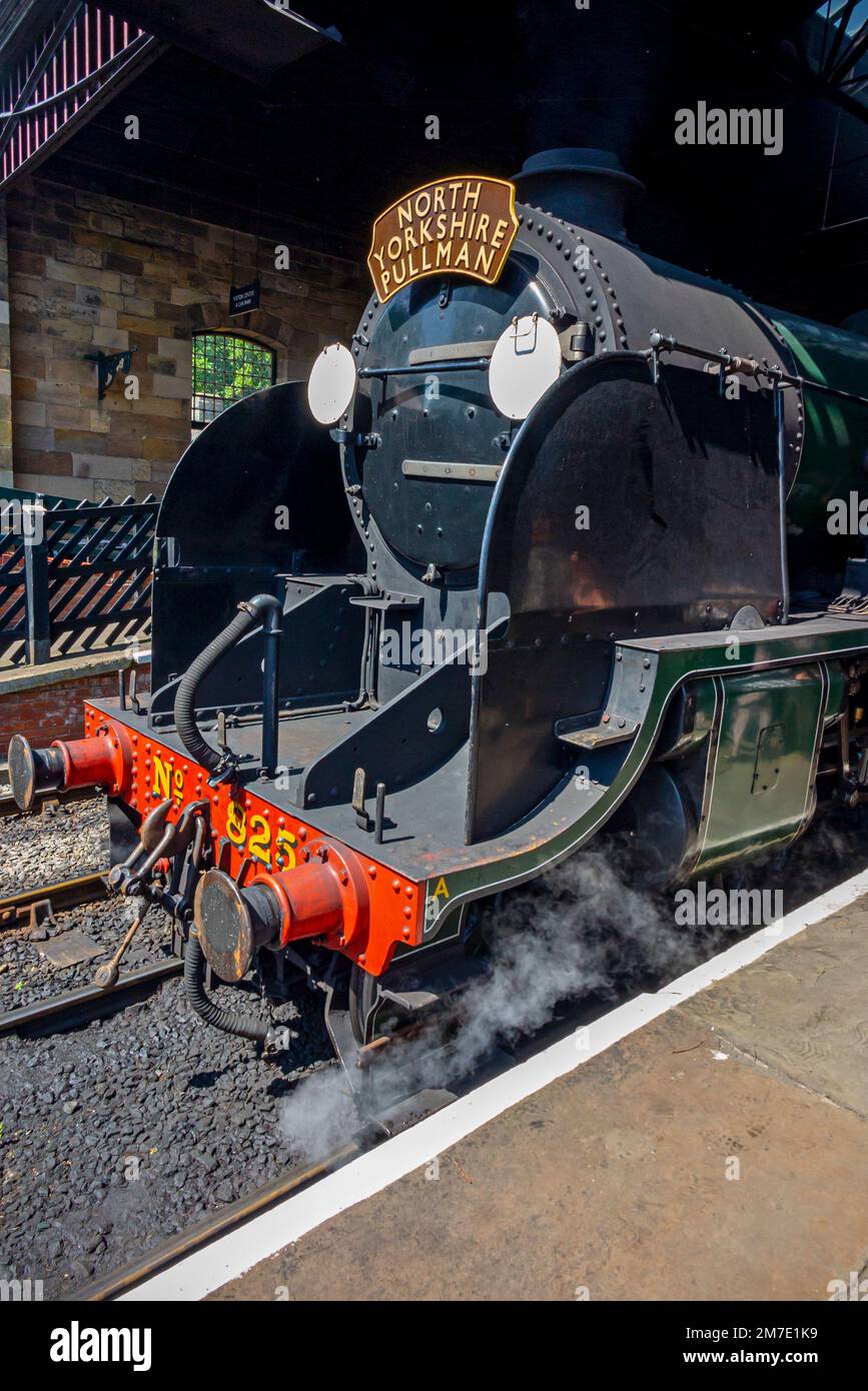 Southern Railway SR 4-6-0 Class S15 Locomotiva a vapore che trasporta il servizio pullman North Yorkshire sulla North Yorkshire Moors Railway Pickering UK Foto Stock
