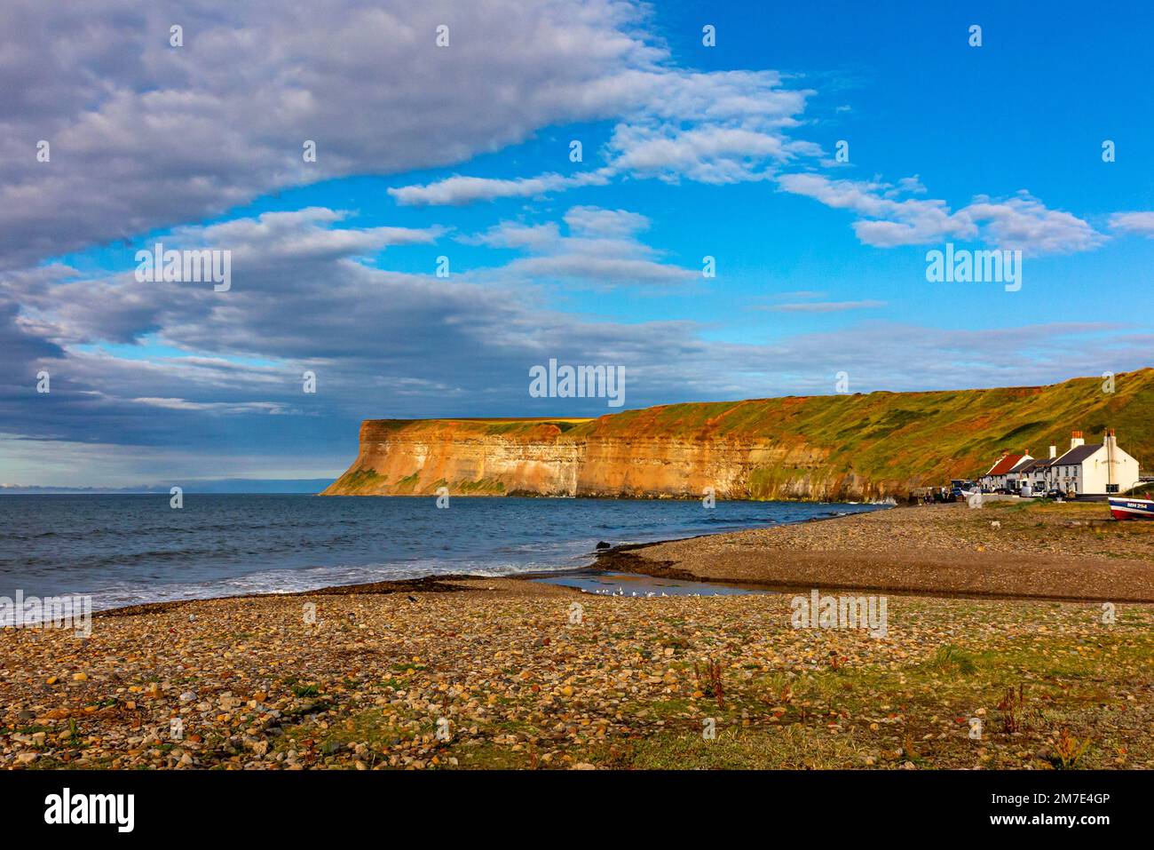 Vista estiva del mare e delle scogliere a sud di Saltburn-by-the-Sea vicino a Redcar nel NorthYorkshire Inghilterra Regno Unito Foto Stock