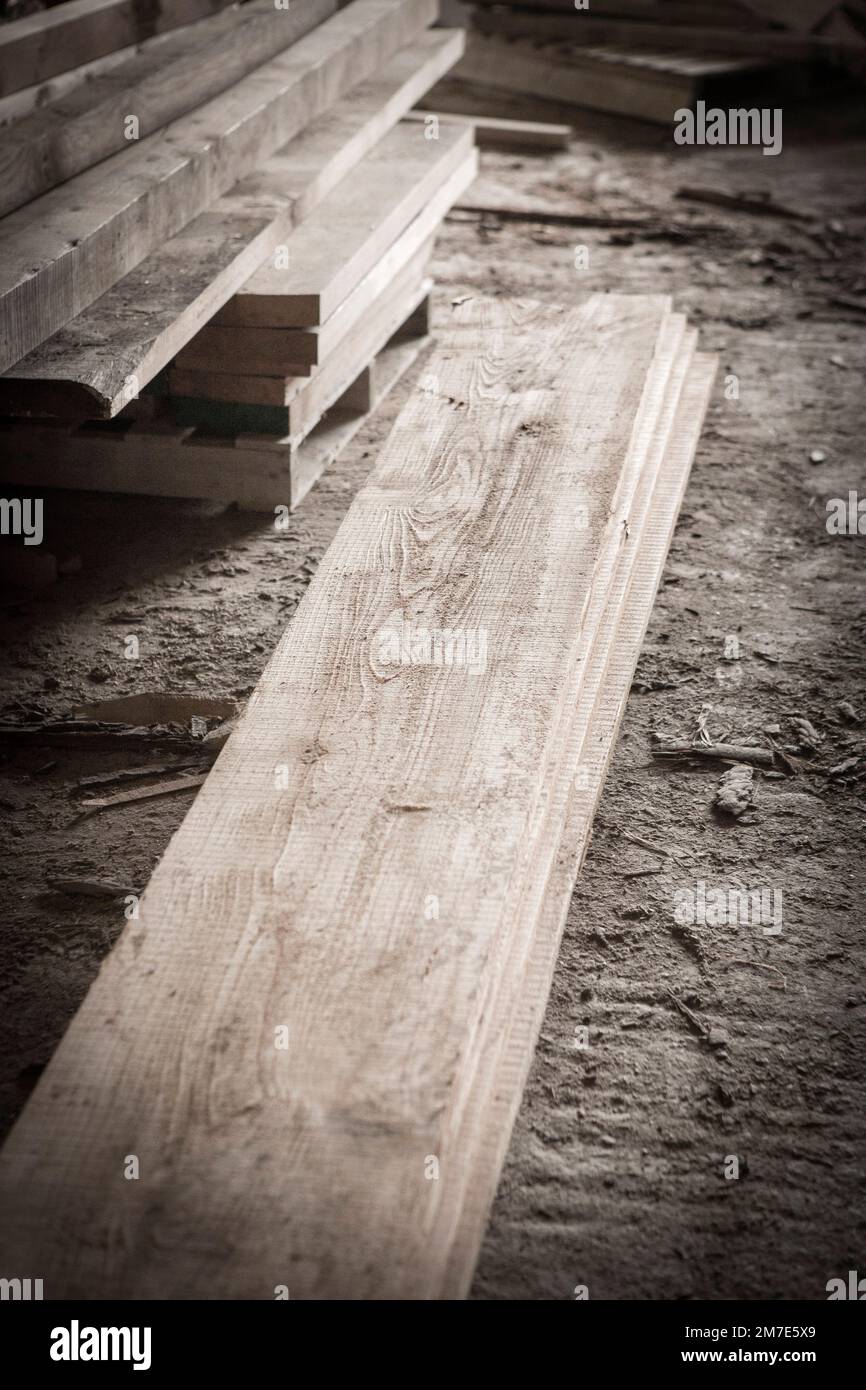 Un'officina di mobili e falegname con tavole di legno e trucioli di legno. Foto Stock