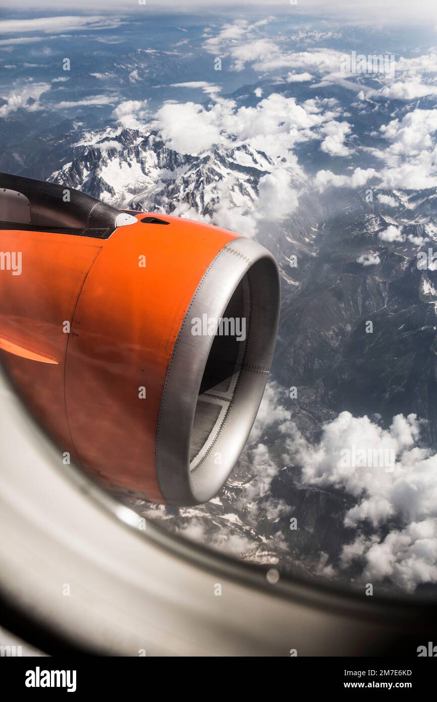 La nuvola sottile copre la catena montuosa delle Alpi come si vede da una finestra di un aereo che vola sopra. Foto Stock
