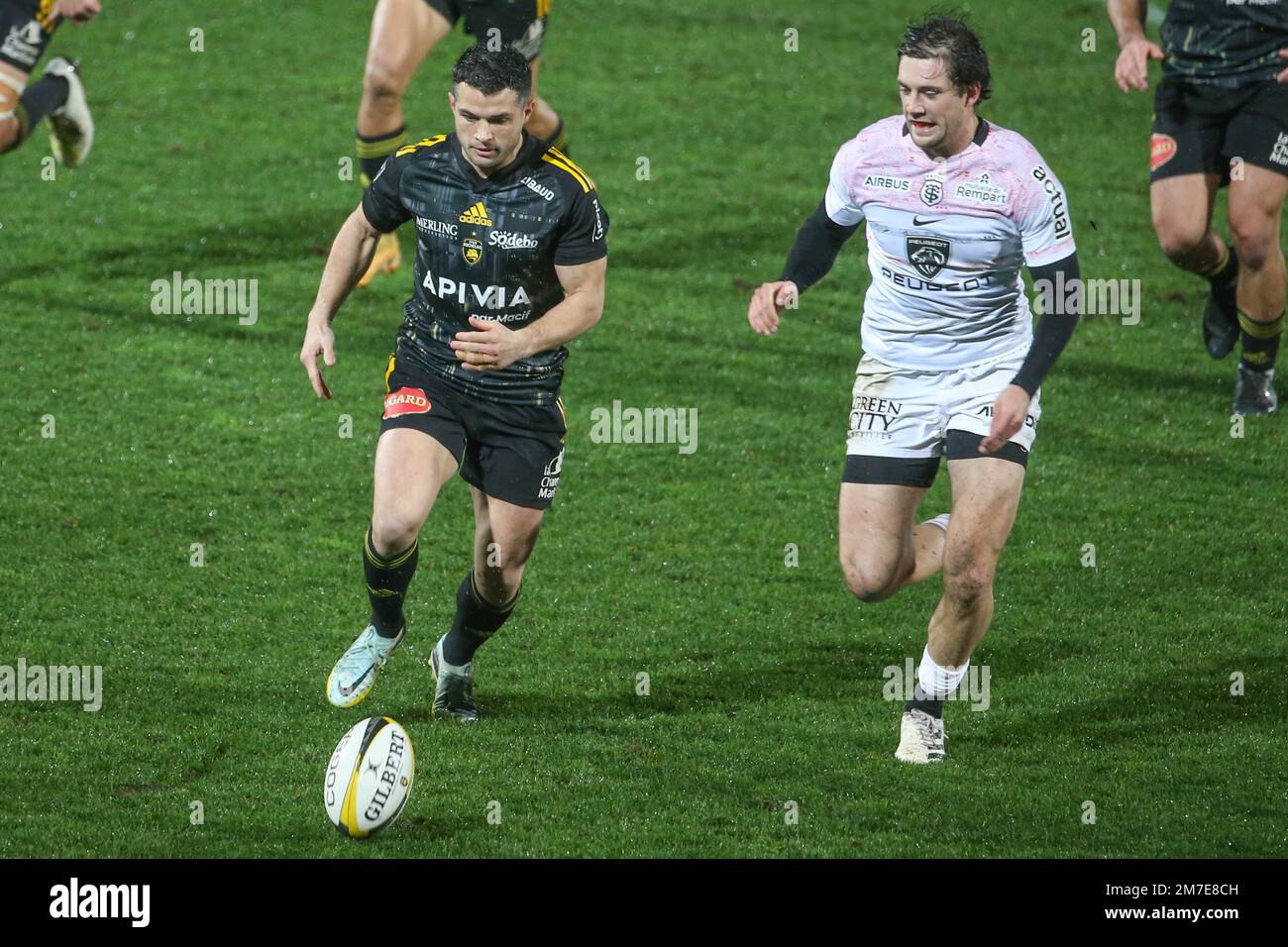 Brice Dulin di Stade Rochelais e Pierre-Louis Barassi di Stade Toulousain durante il campionato francese Top 14 rugby Unione match tra Stade Rochelais (la Rochelle) e Stade Toulousain (Tolosa) il 7 gennaio 2023 allo stadio Marcel Deflandre di la Rochelle, Francia - Foto Laurent Lairys / DPPI Foto Stock