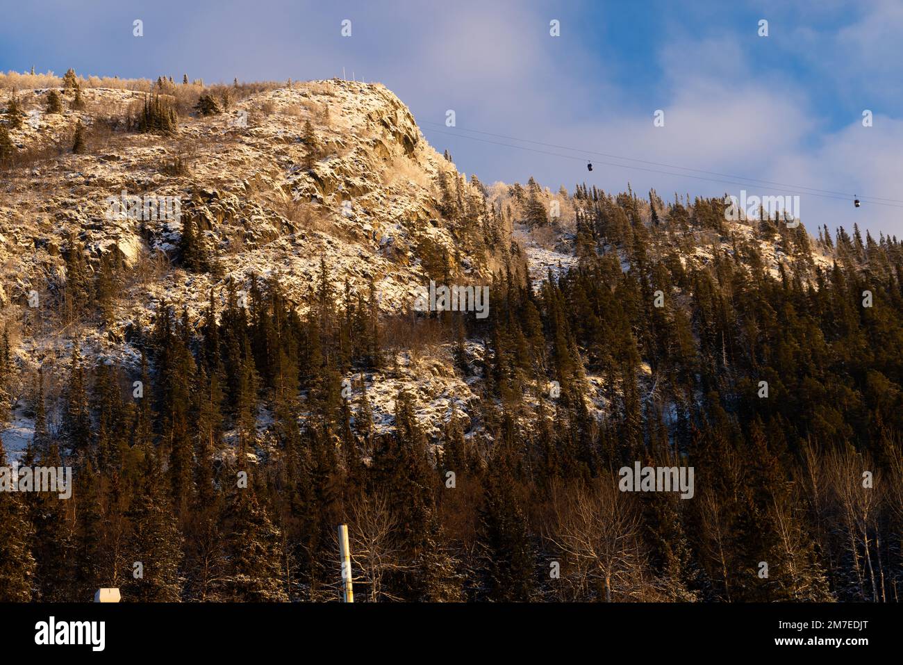 Bella pista da sci a Funasdalen, Svezia con skilift, gondola salendo sulla collina circondata da boschi in una giornata di sole inverno. Stazione sciistica in Svezia Foto Stock